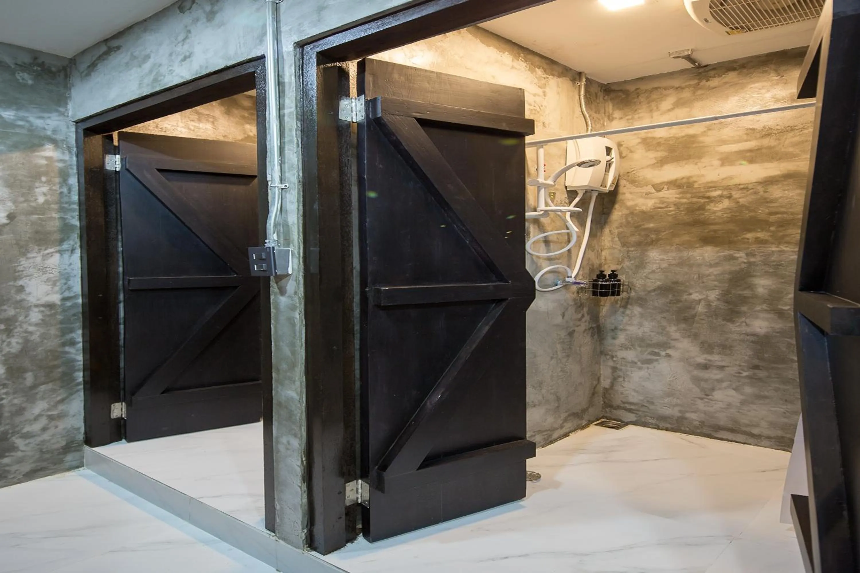 Bathroom in Yindee Travellers Lodge