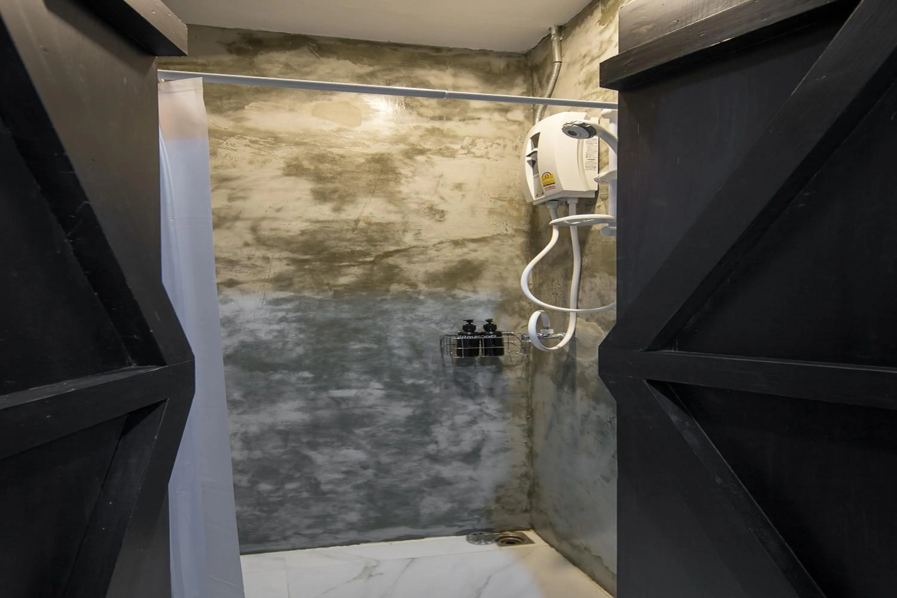 Shower in Yindee Travellers Lodge