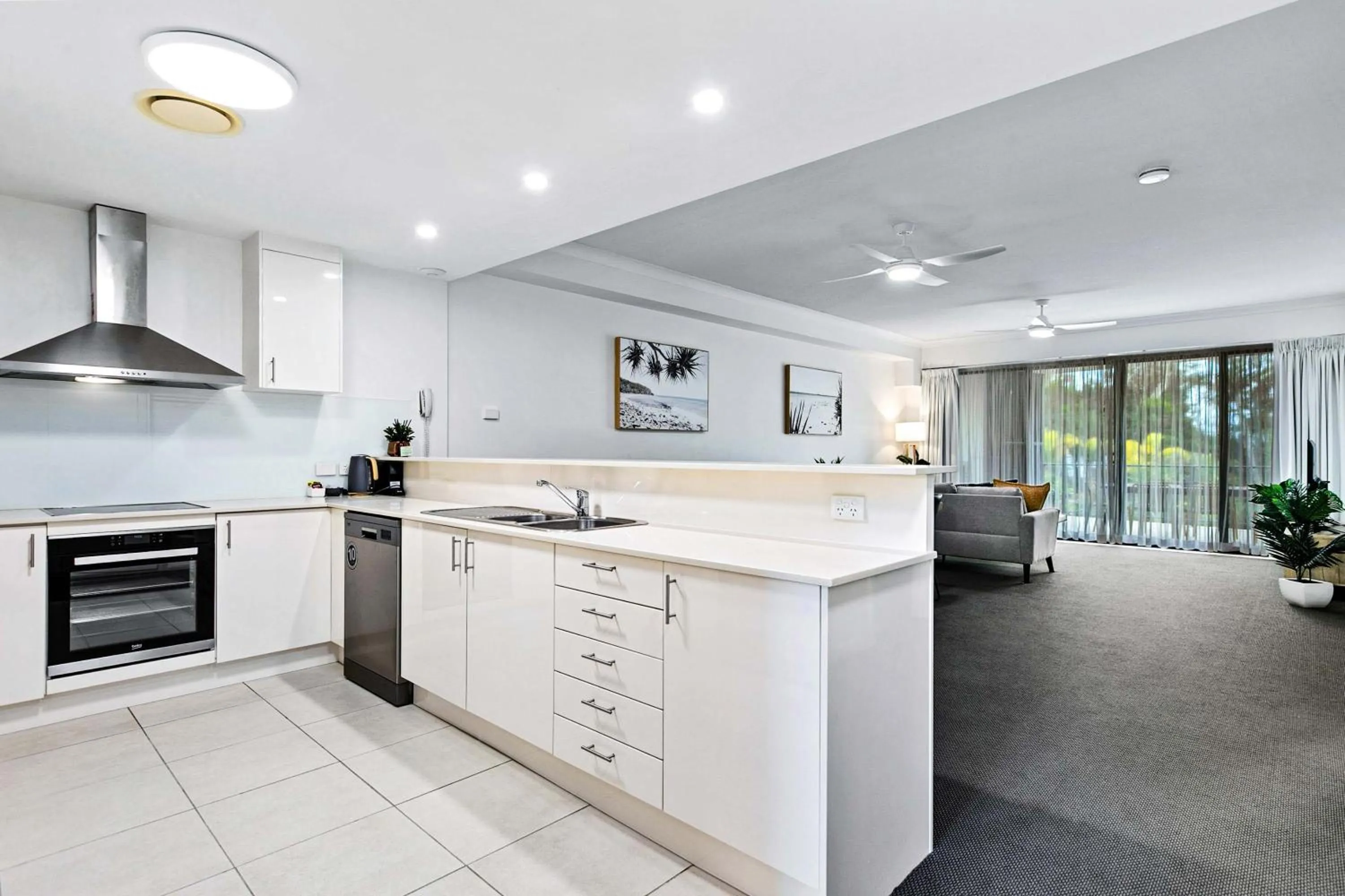 Kitchen or kitchenette in The Bay Apartments