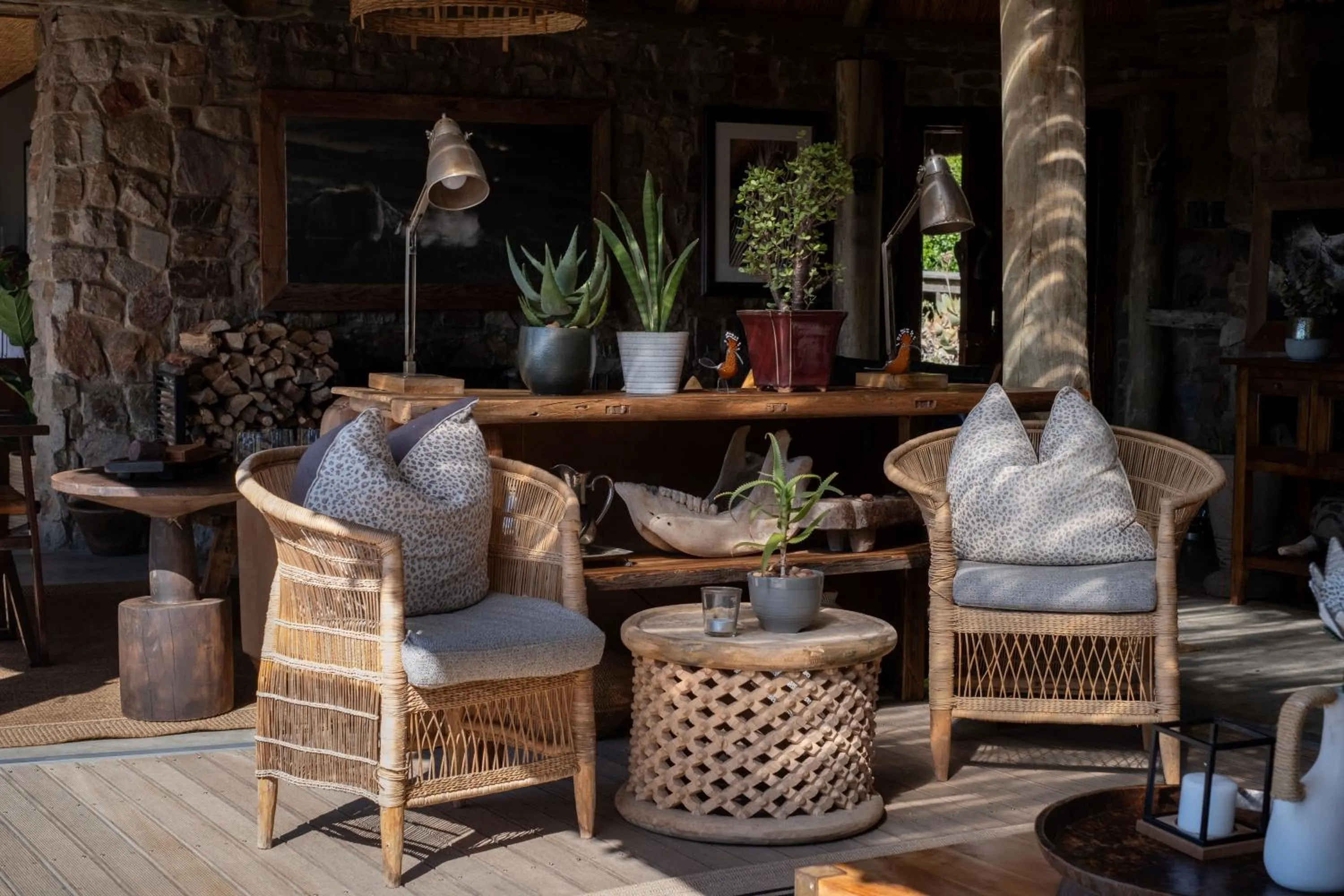 Lounge or bar in HillsNek Safari Camp – Amakhala Game Reserve