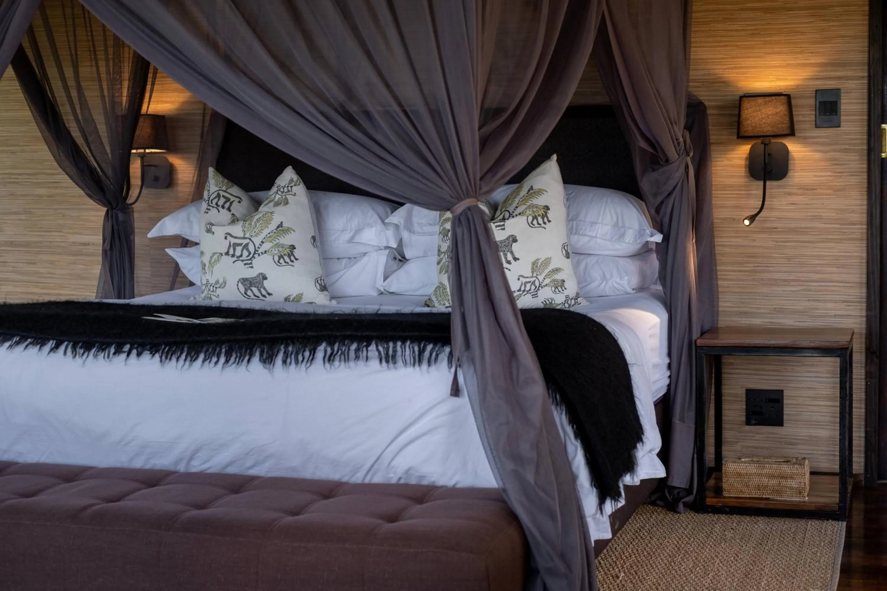 Bedroom, Bed in HillsNek Safari Camp – Amakhala Game Reserve