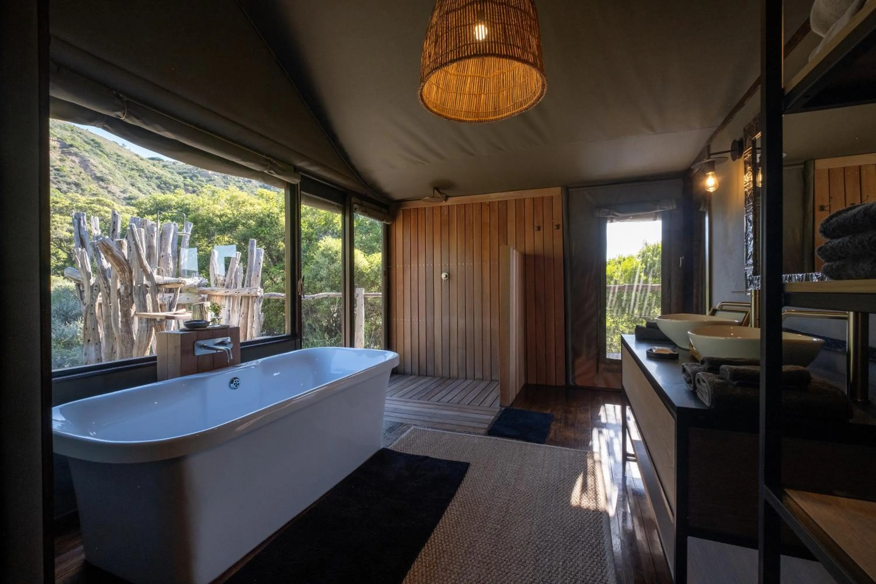 Bathroom in HillsNek Safari Camp – Amakhala Game Reserve