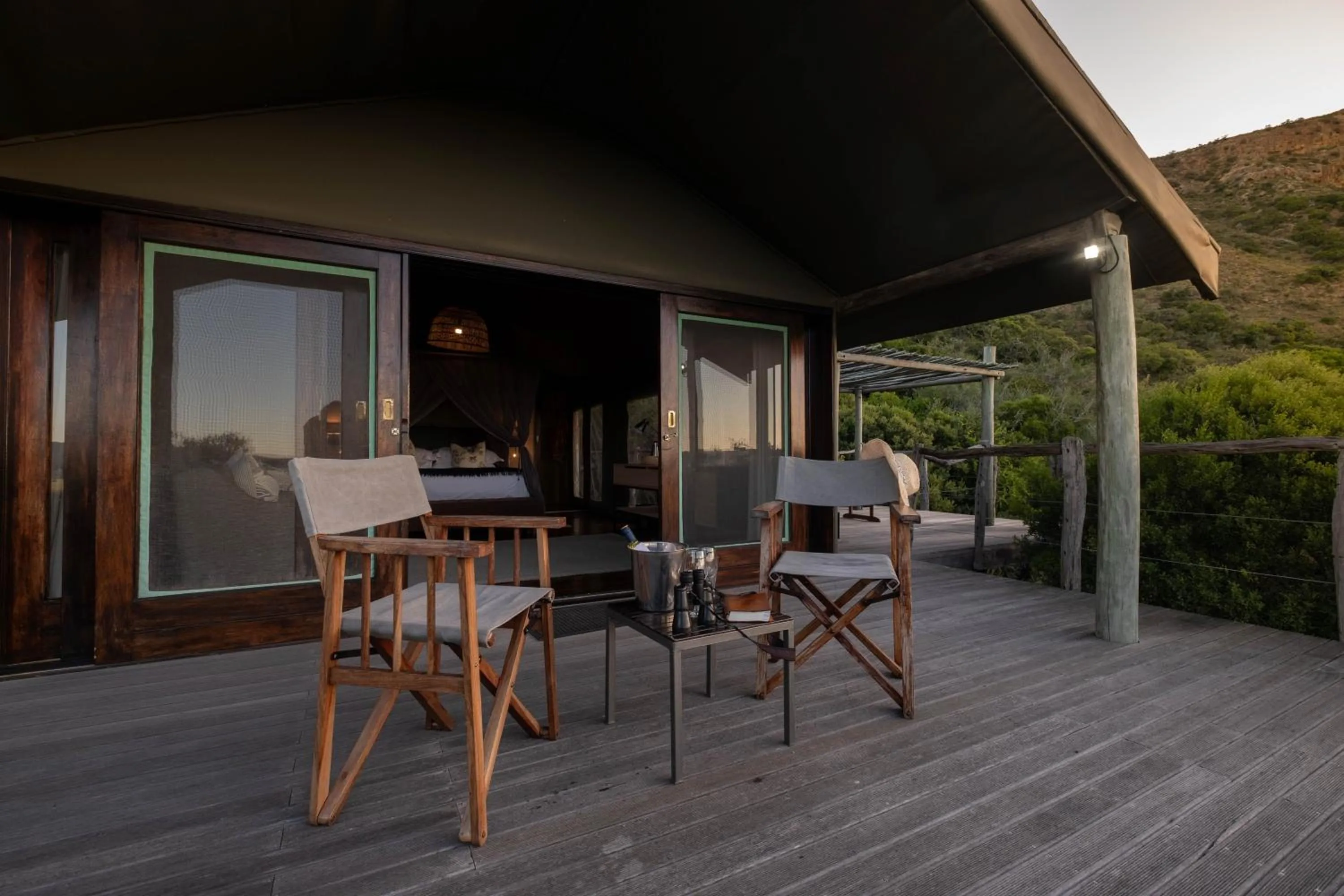 Facade/entrance in HillsNek Safari Camp – Amakhala Game Reserve