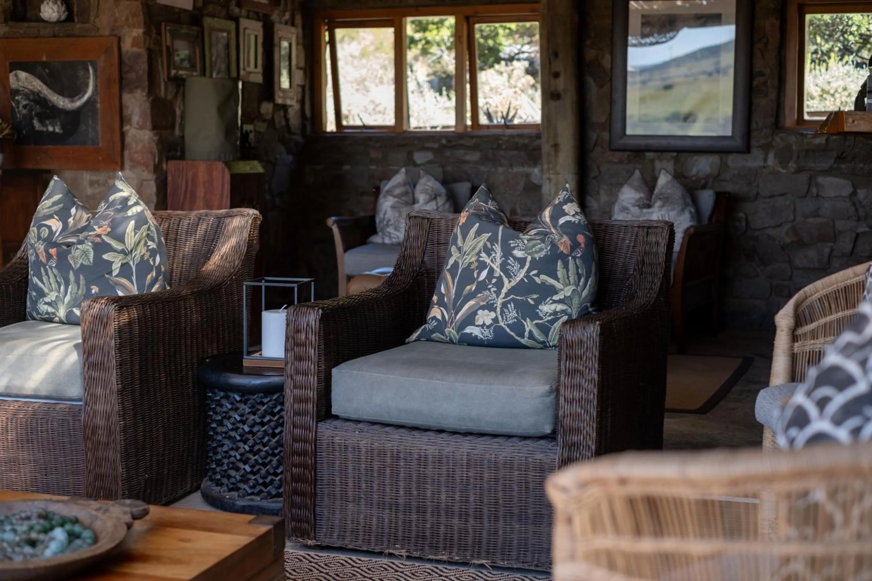 Lounge or bar in HillsNek Safari Camp – Amakhala Game Reserve