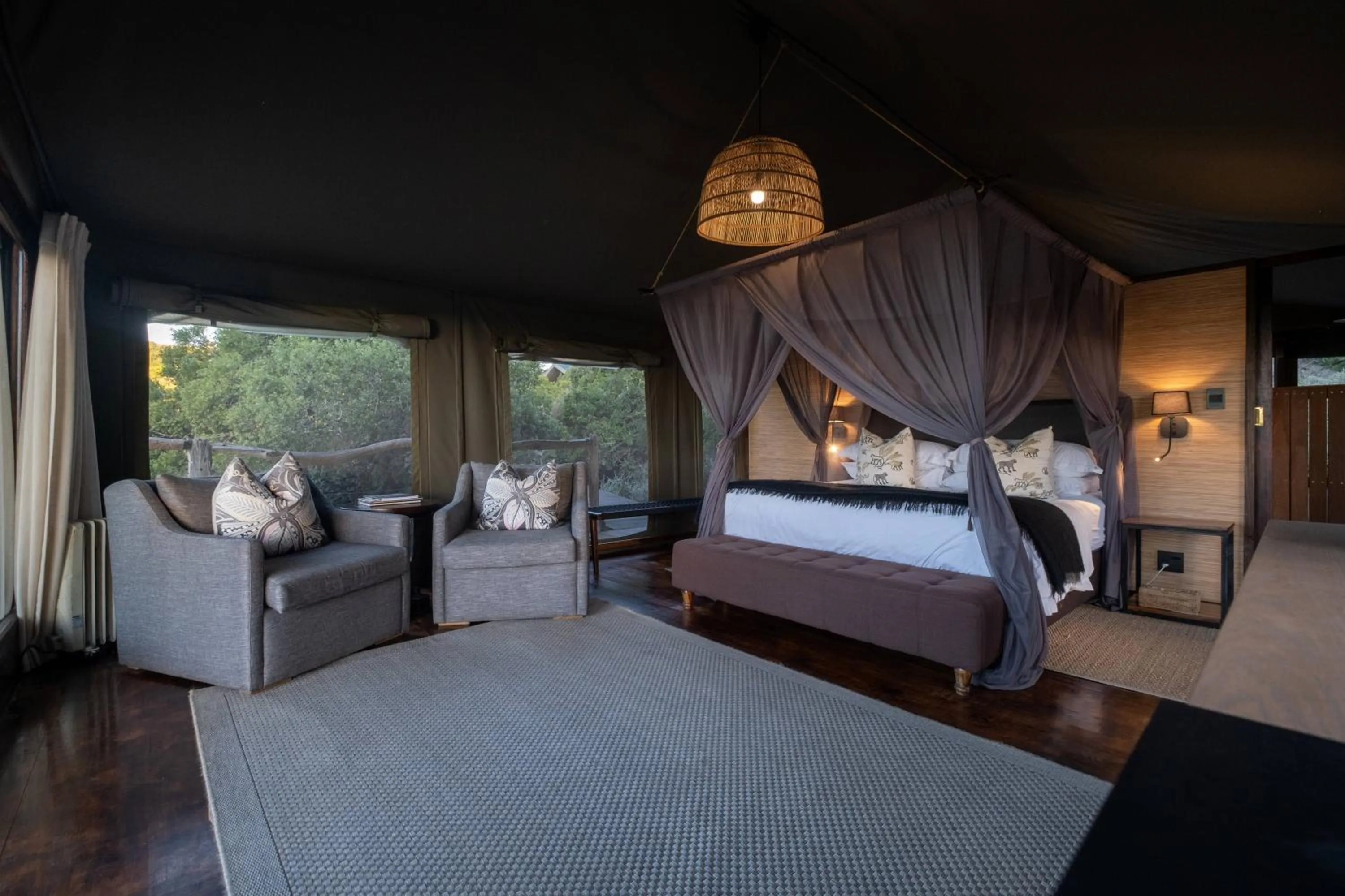 Bedroom, Bed in HillsNek Safari Camp – Amakhala Game Reserve