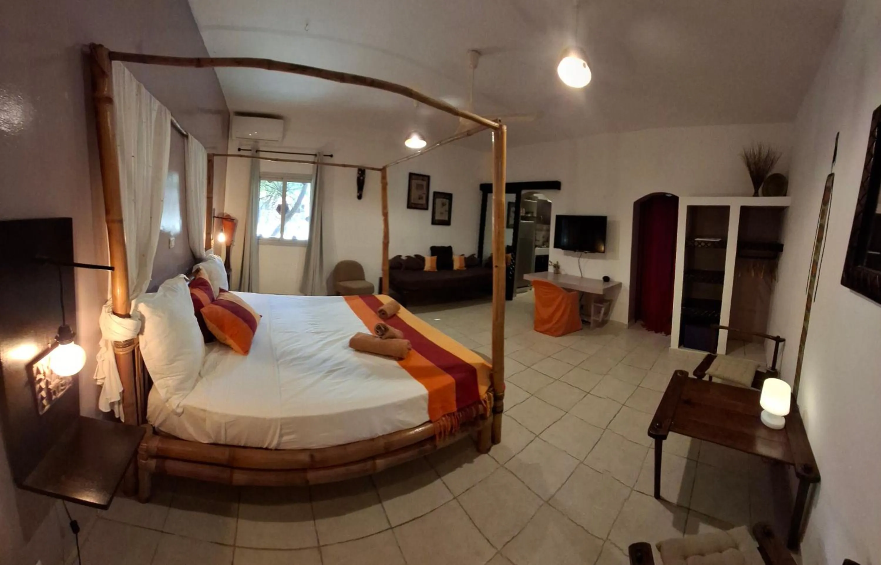 Photo of the whole room, Bed in La Maison Abaka