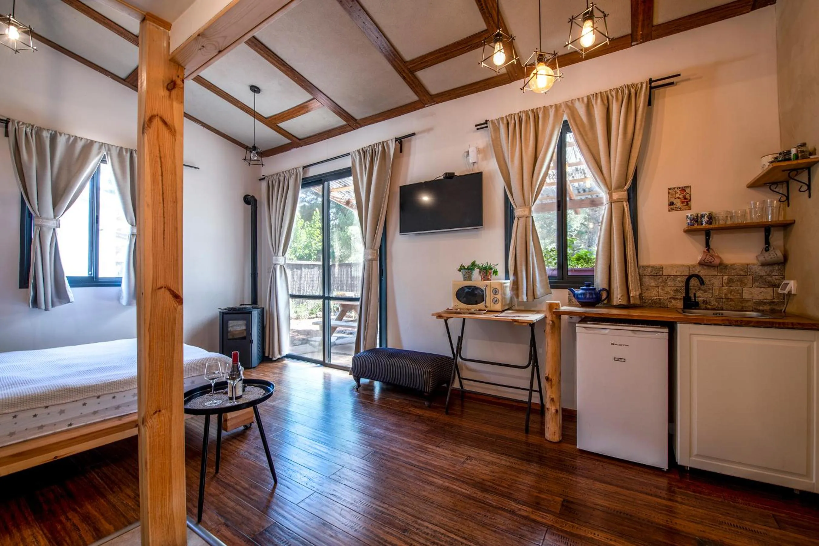 TV and multimedia in Gate Away B&B Units - המקום באל רום