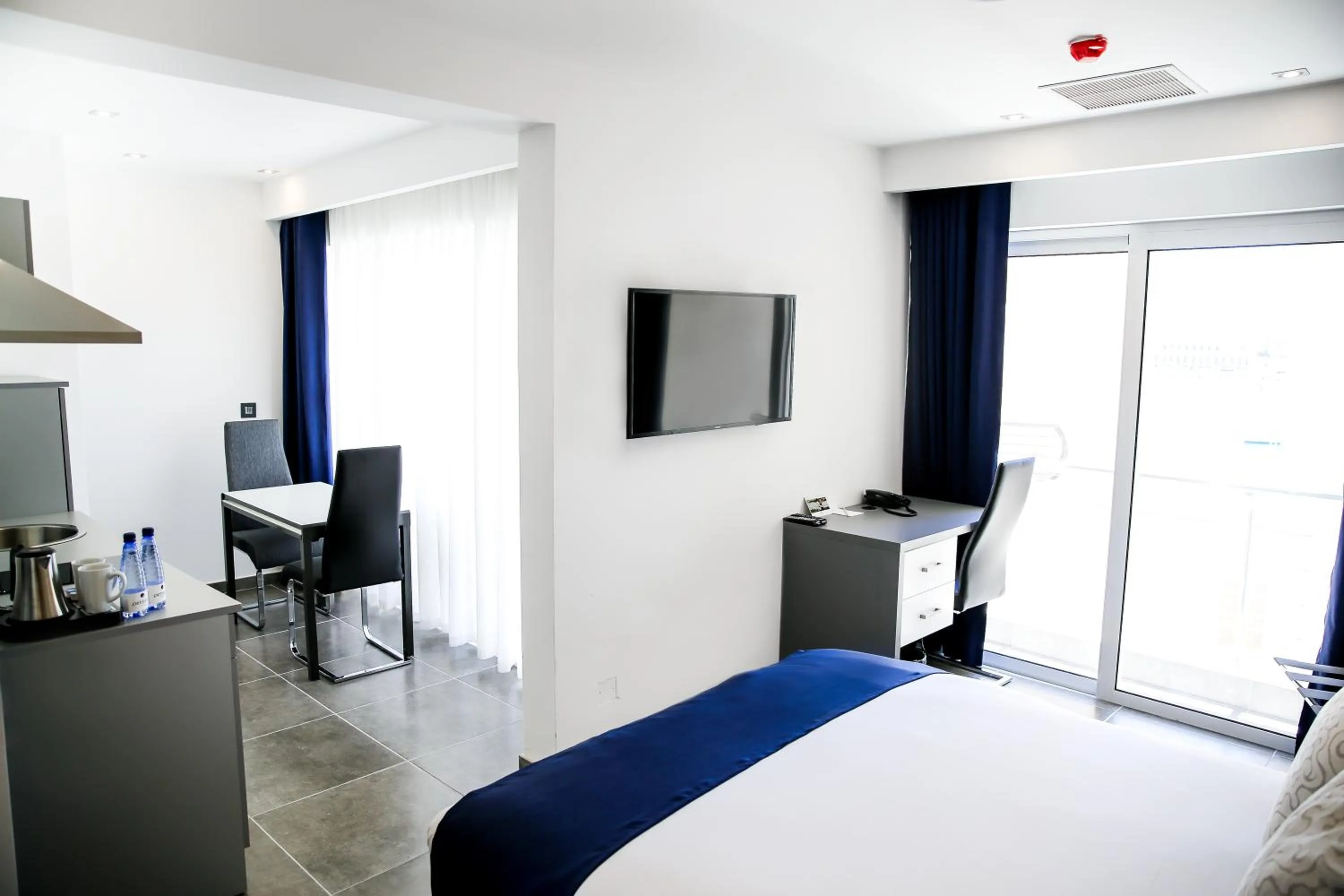 Bedroom, TV/Entertainment Center in Pebbles Boutique Aparthotel