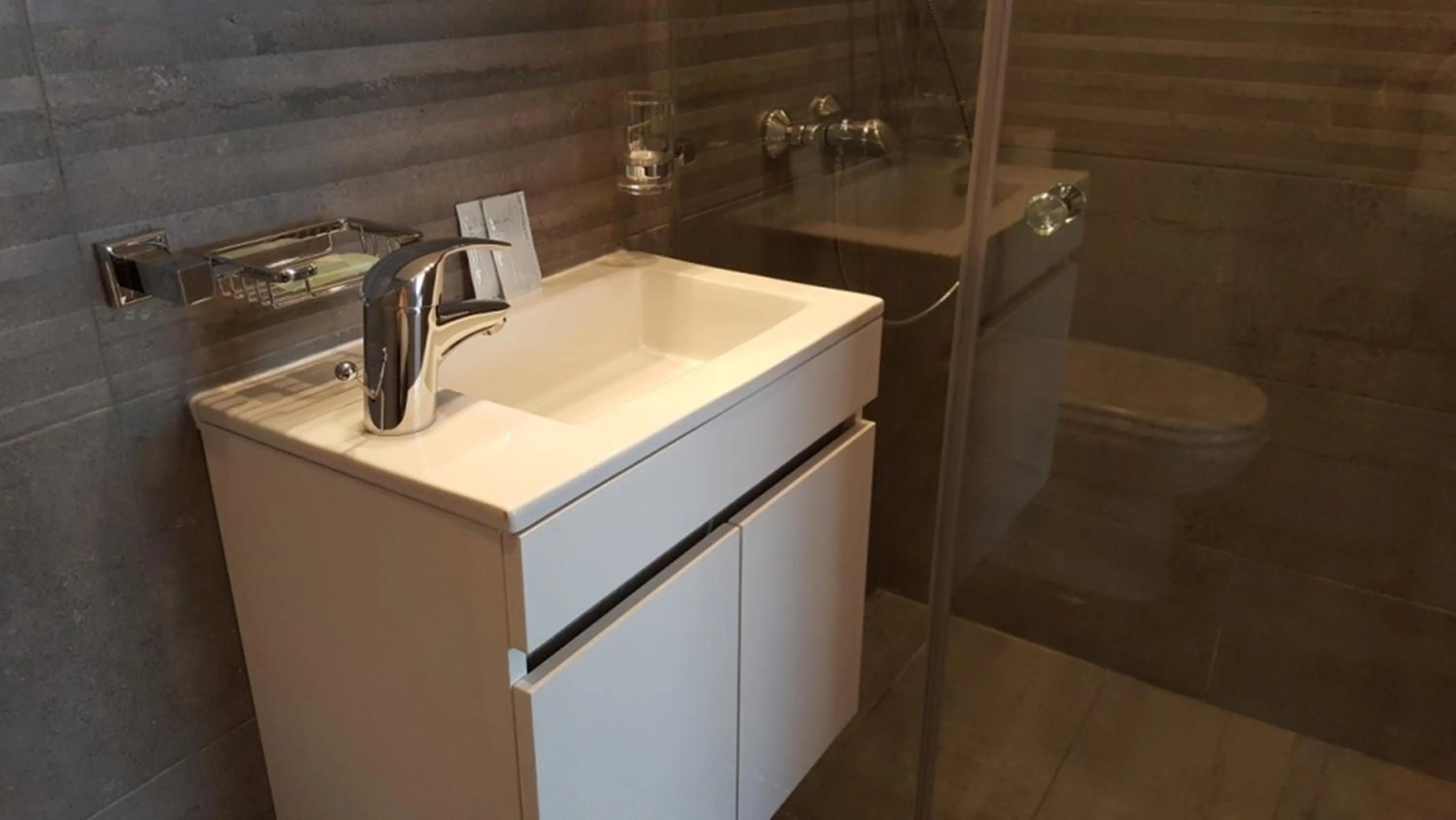 Bathroom, Kitchen/Kitchenette in Pebbles Boutique Aparthotel