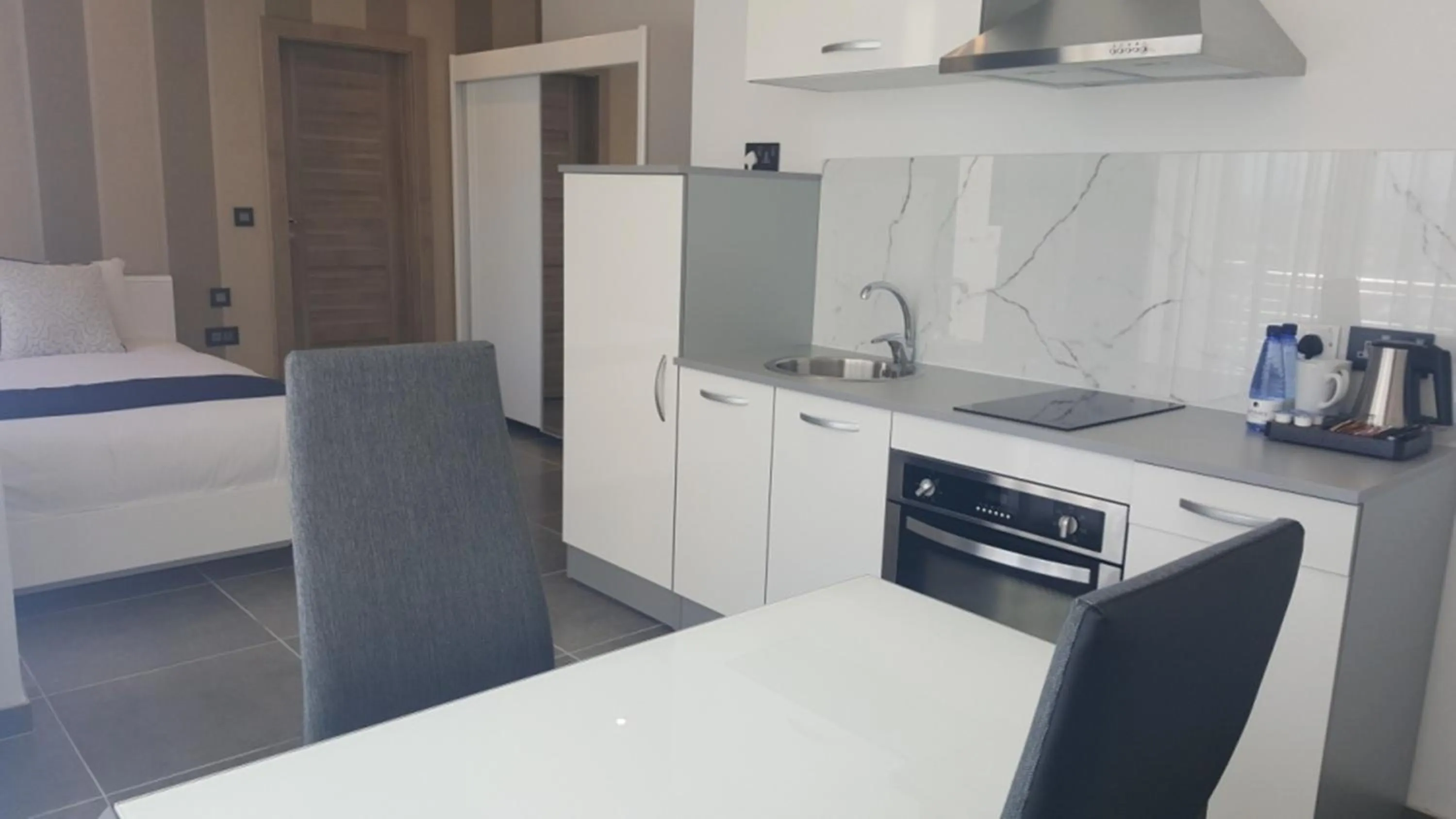 Dining area, Kitchen/Kitchenette in Pebbles Boutique Aparthotel