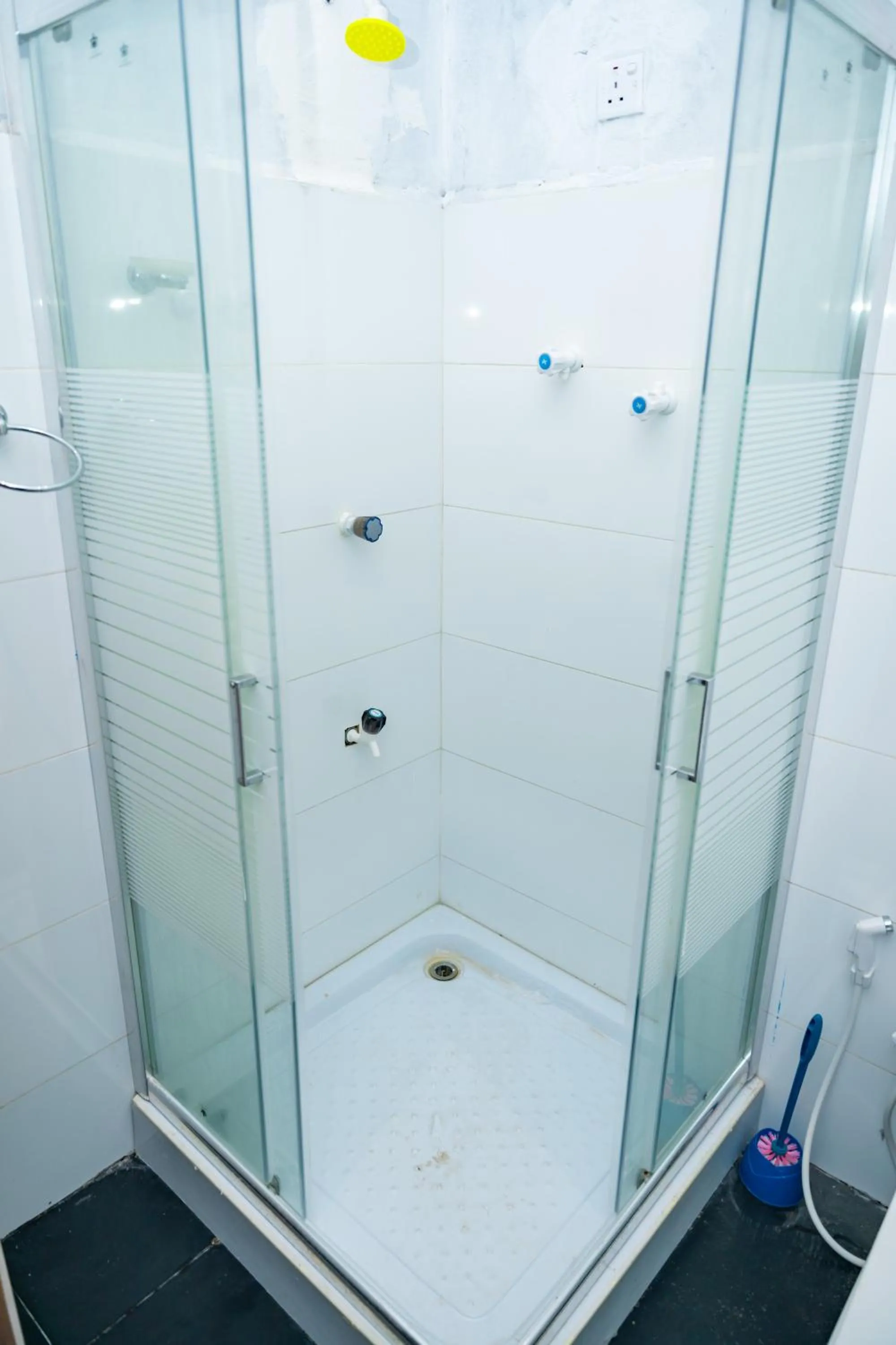 Shower in Thisha Hotel & Restaurant