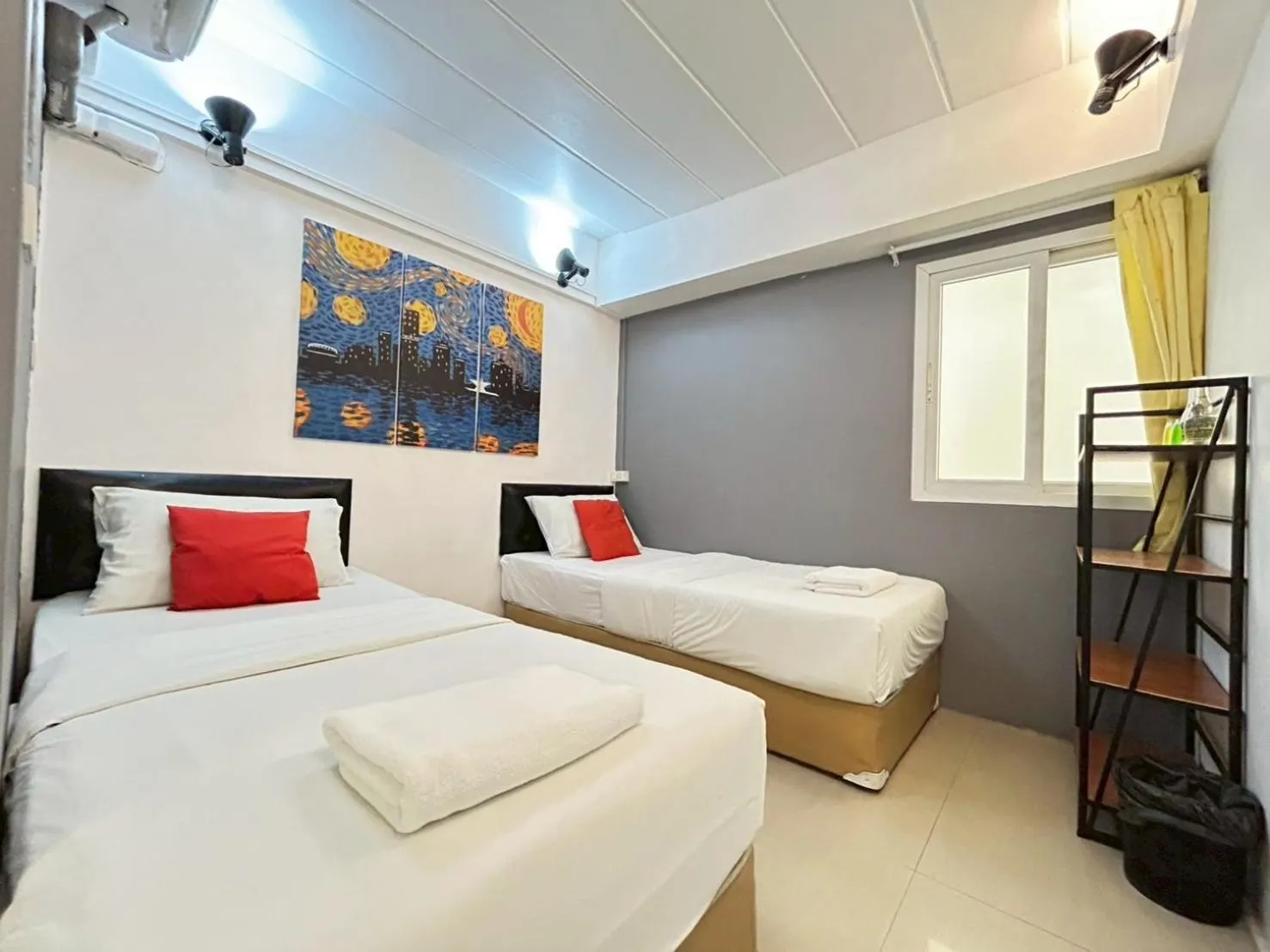 Bed in Happio Near Chabad House