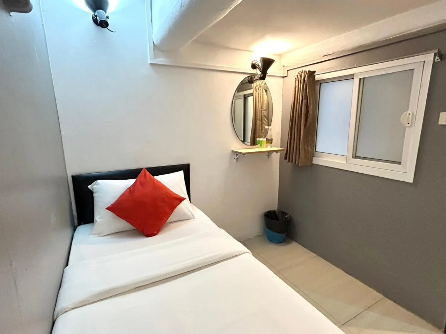 Bed in Happio Near Chabad House