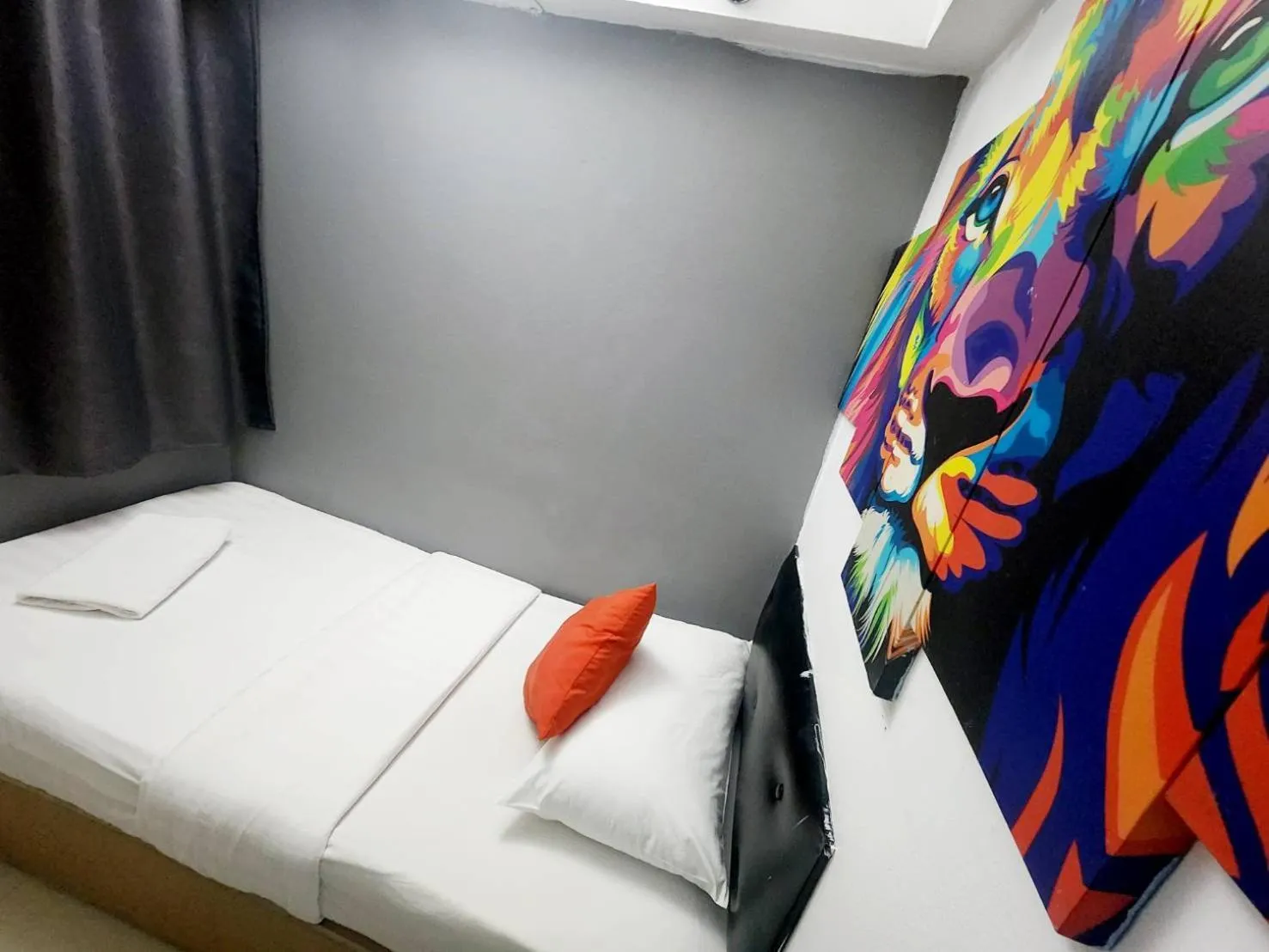 Bed in Happio Near Chabad House