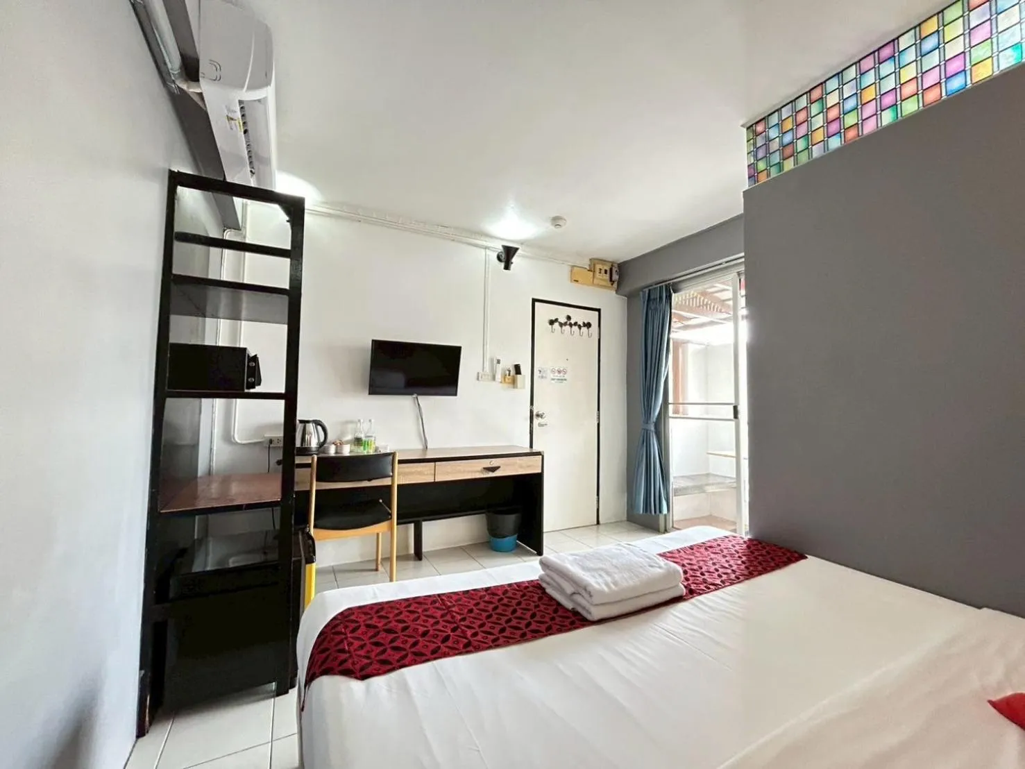 Bed in Happio Near Chabad House