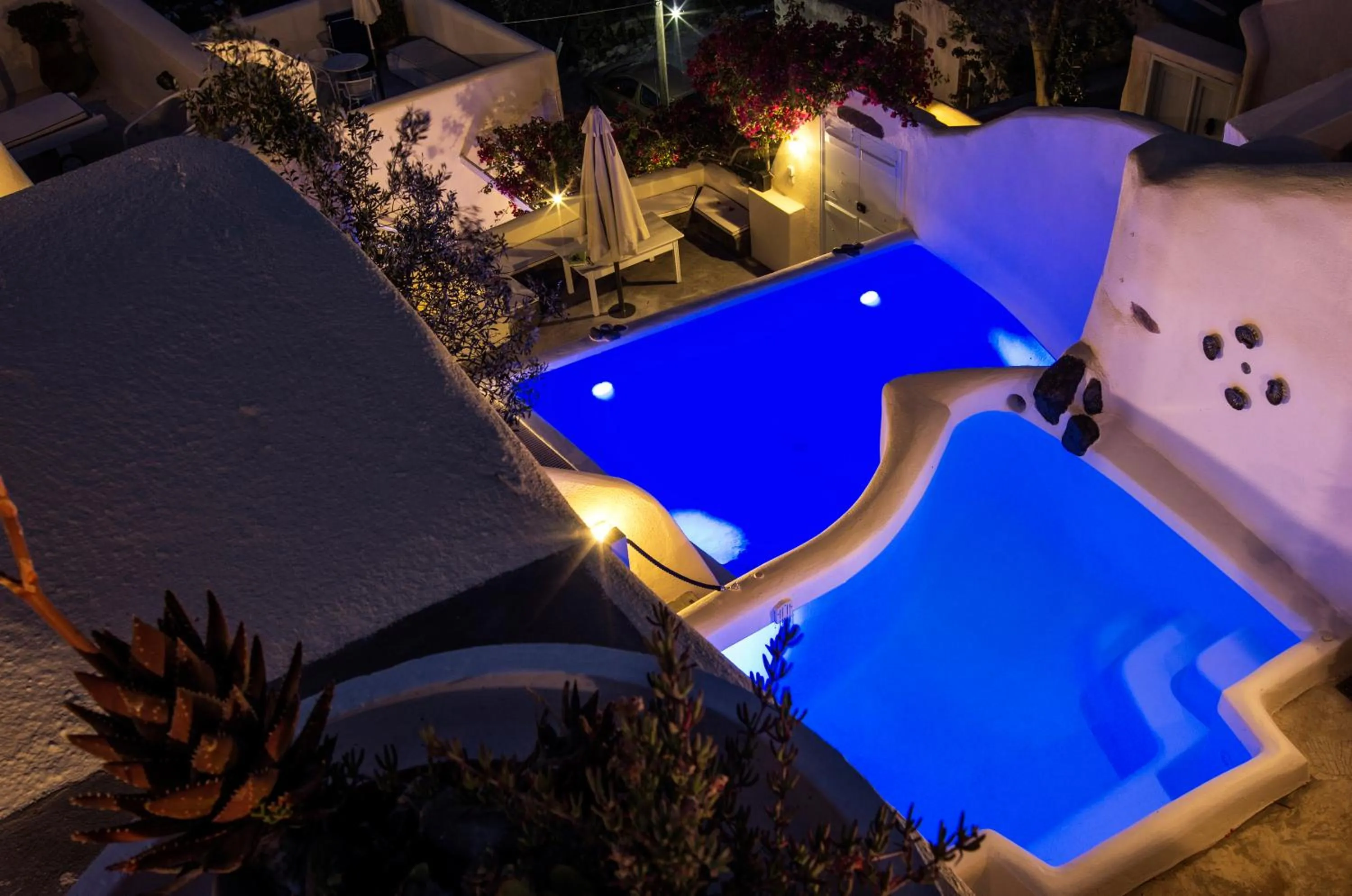 Swimming pool in Timedrops Santorini Villas