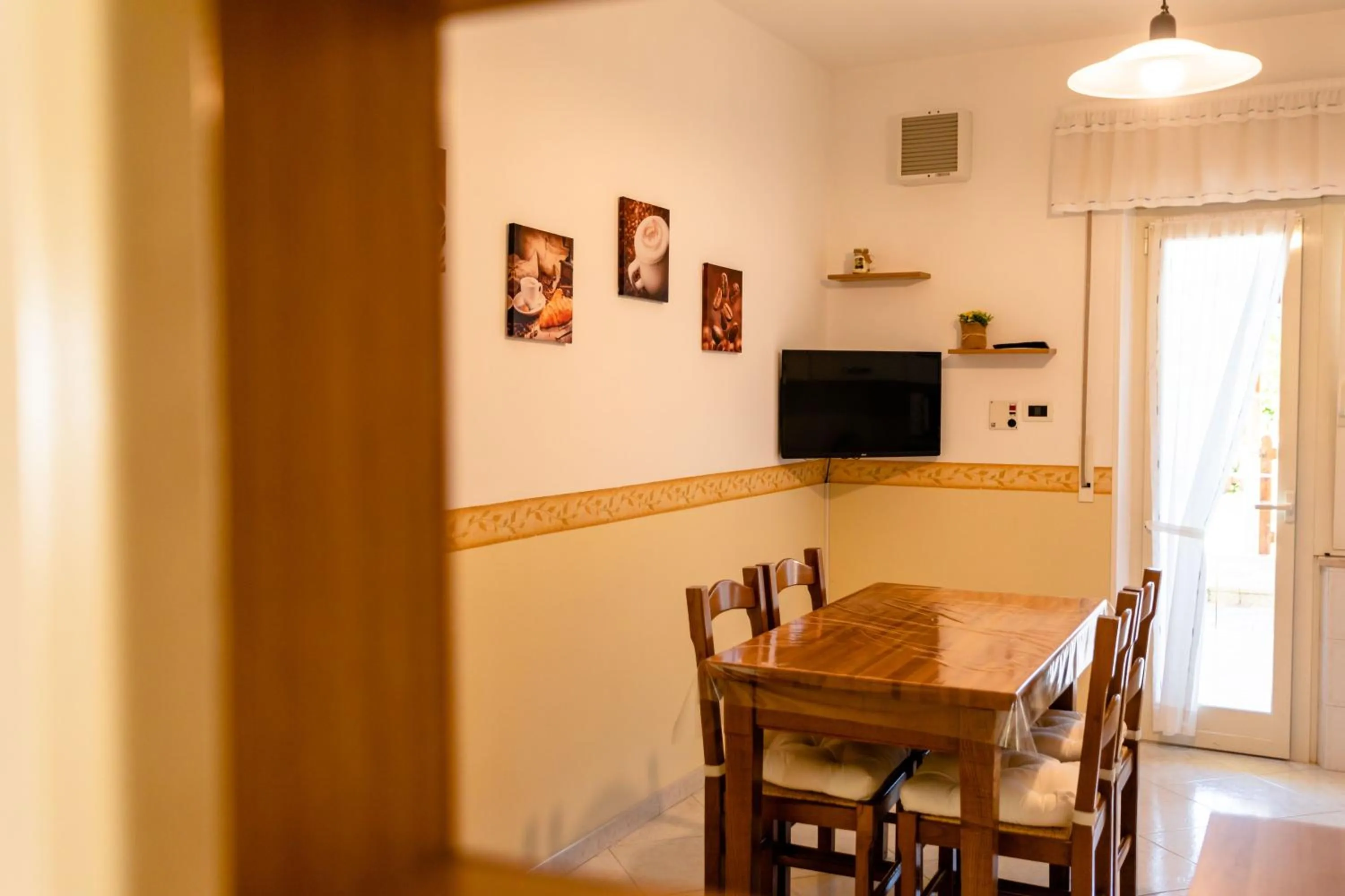 Communal lounge/ TV room in B&B La villetta gialla