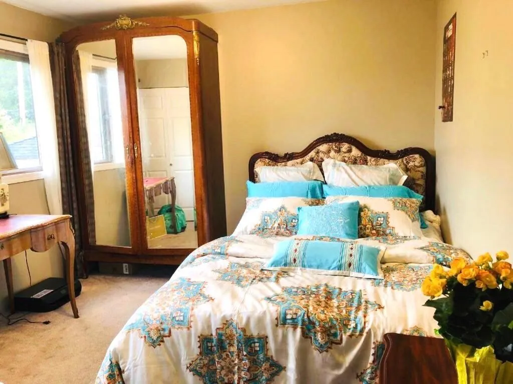 Bed in The Sunshine House-Free Parking