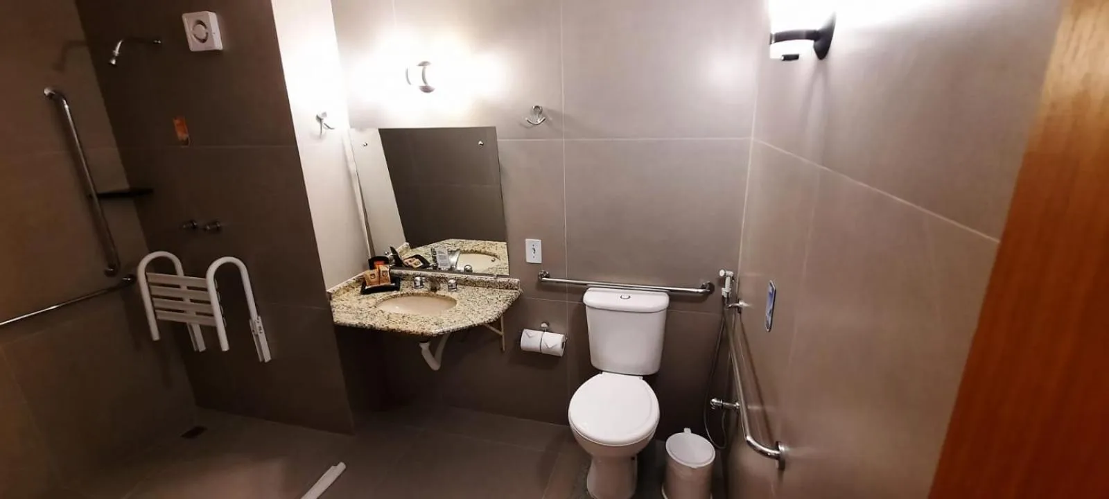 Shower in Hotel 10 Uniao da Vitoria