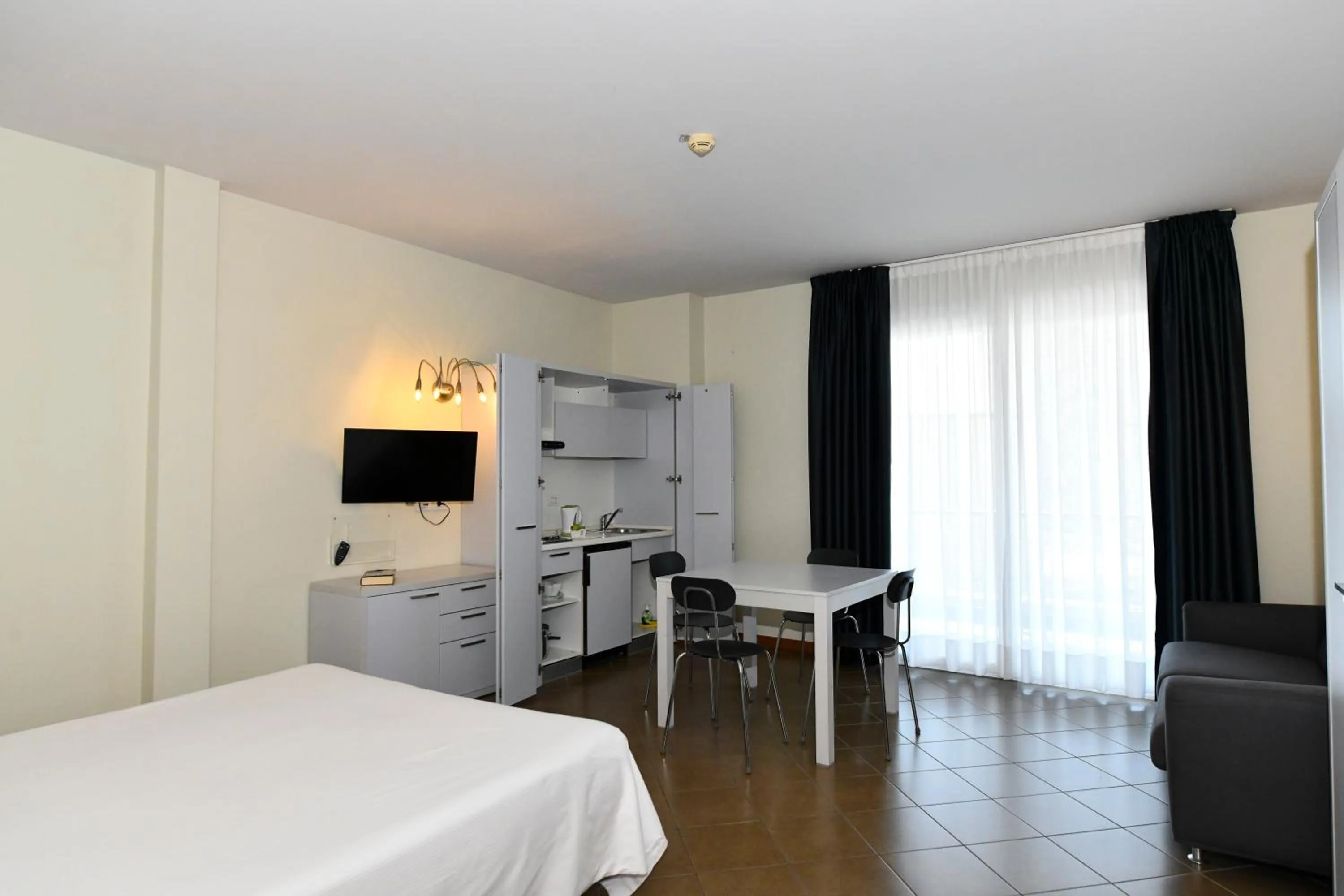 Kitchen or kitchenette, Bed in Hotel Eden