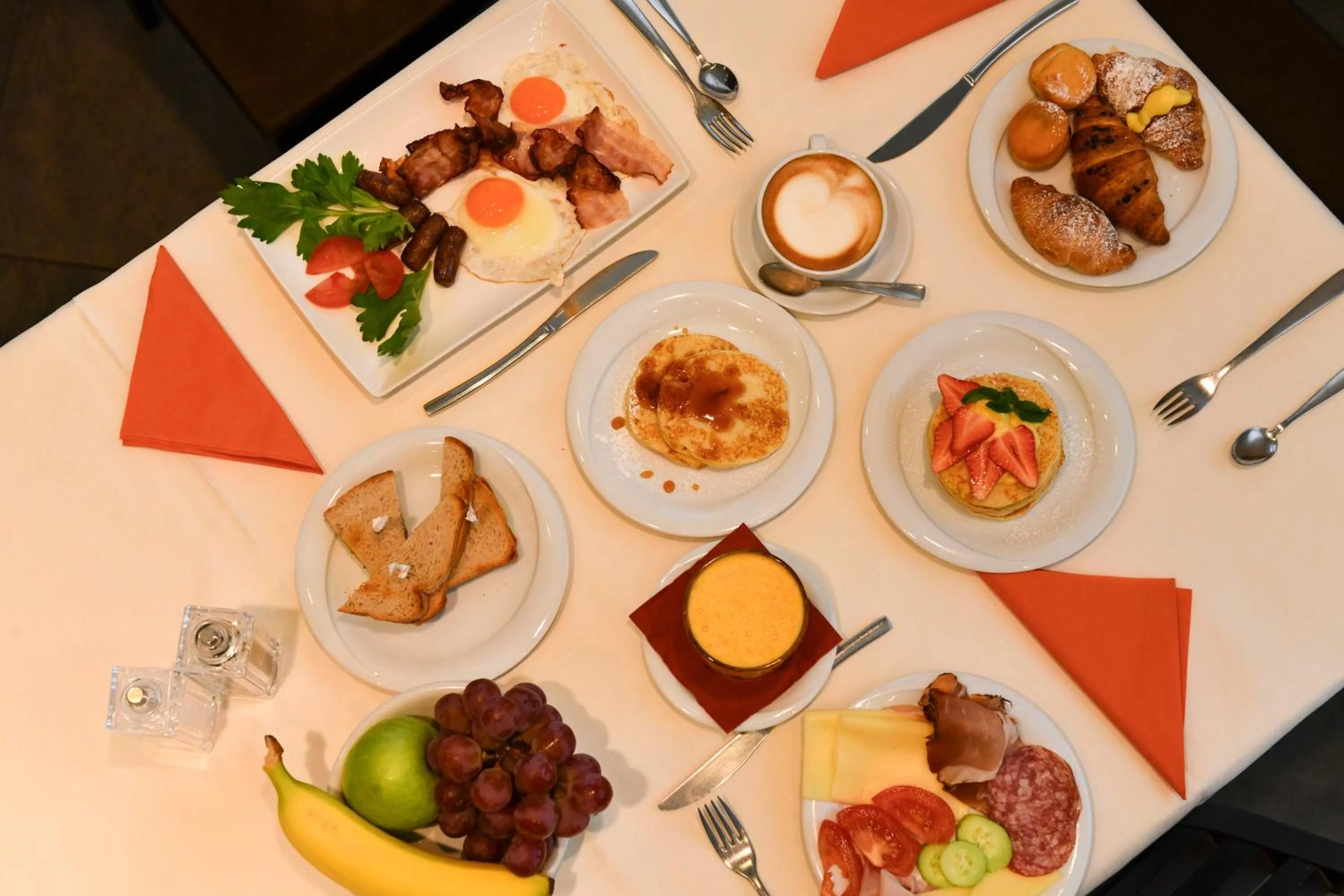 Restaurant/places to eat in Hotel Eden