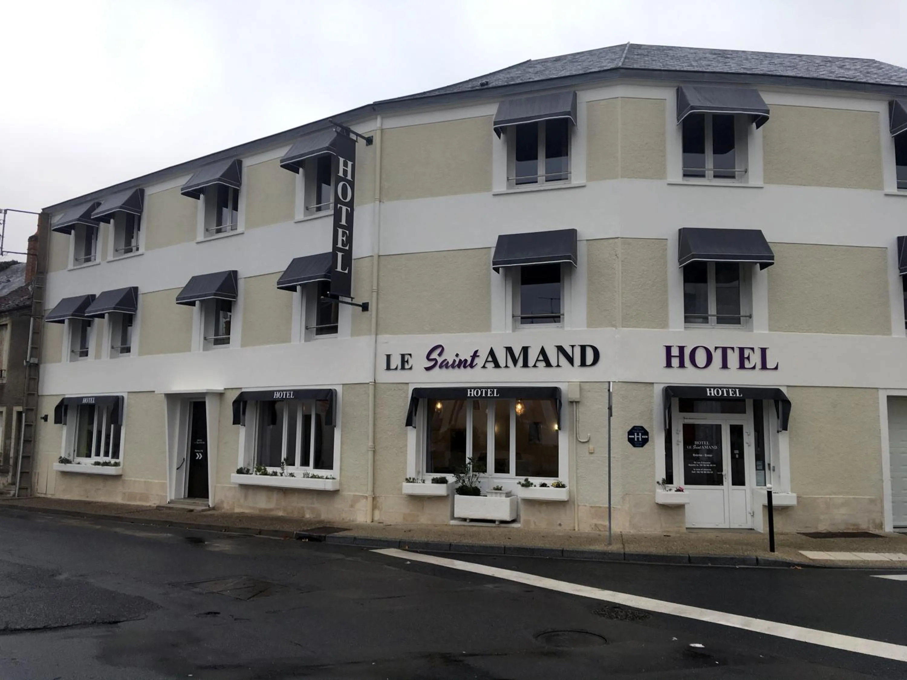 Property building in Hôtel Le Saint Amand