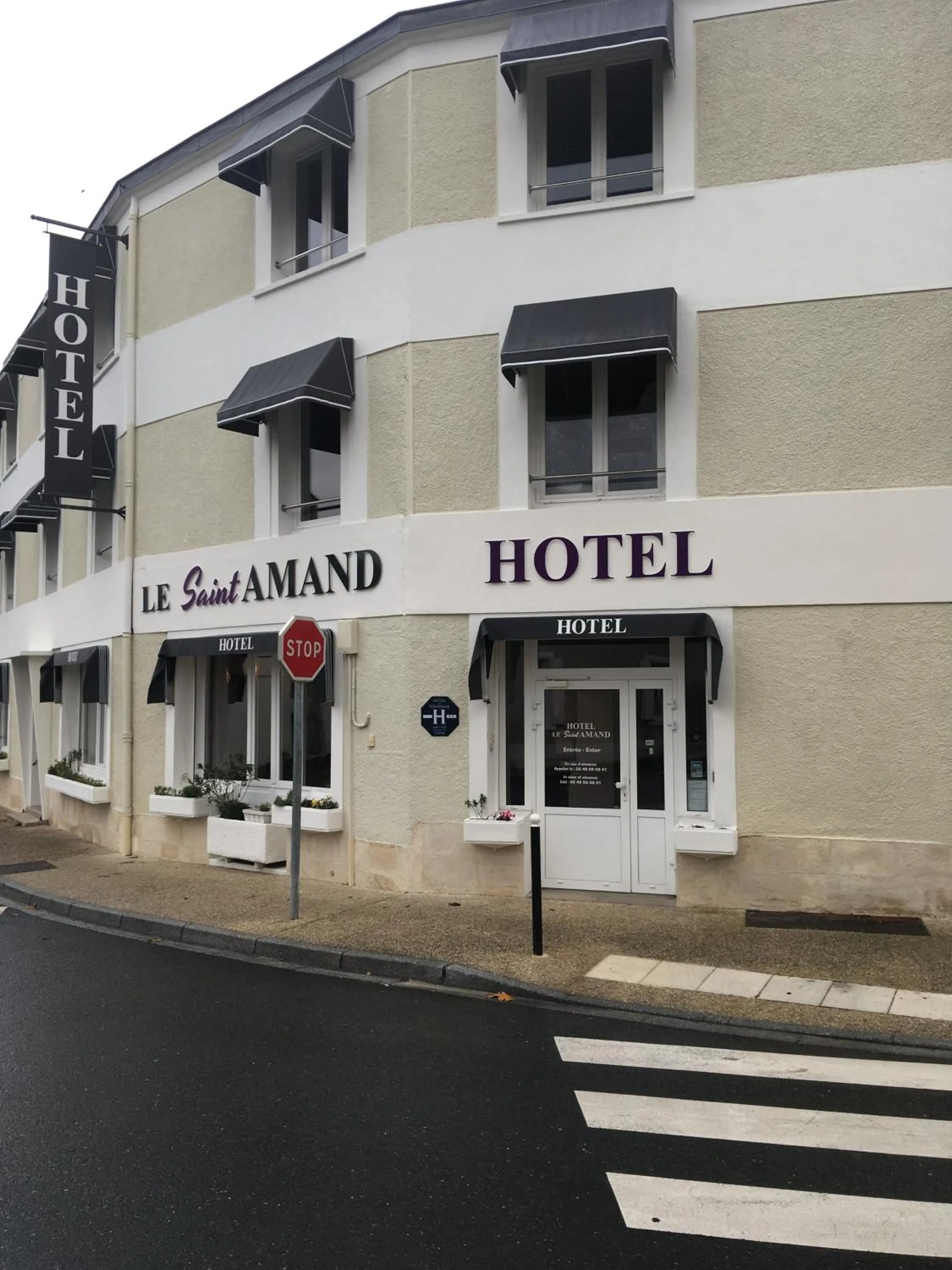 Property building in Hôtel Le Saint Amand