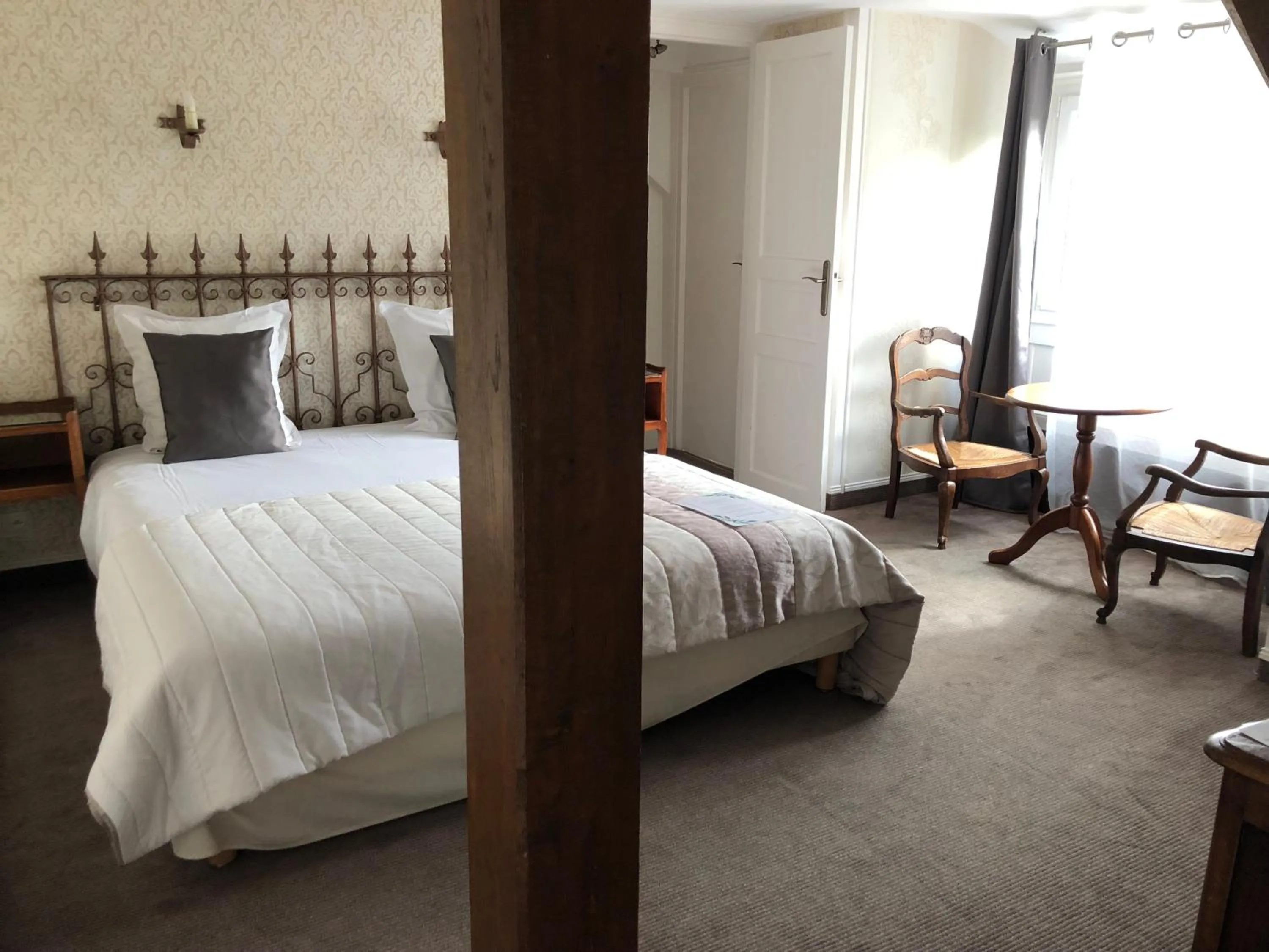 Bed in Hotel La Roseraie