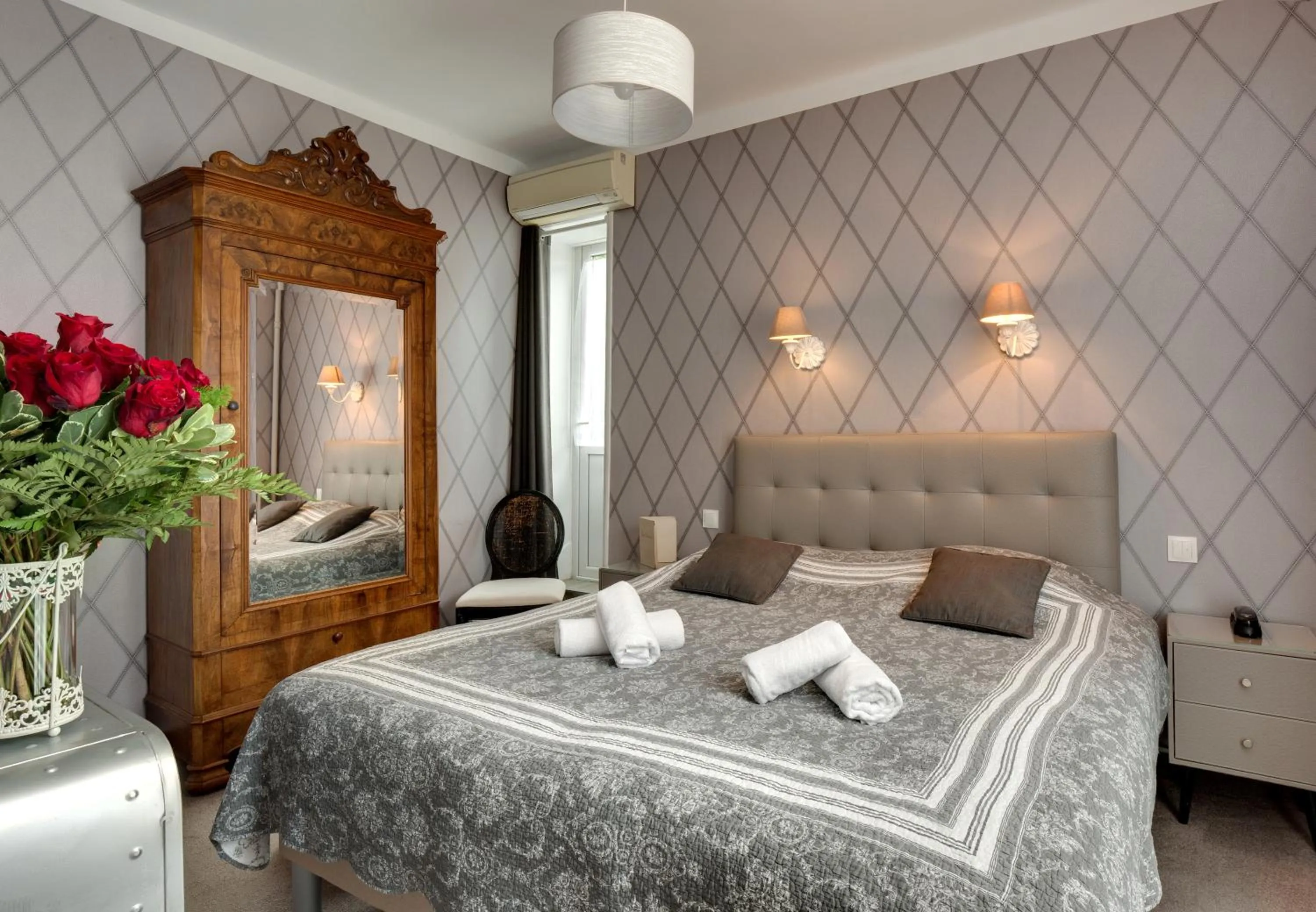 Photo of the whole room, Bed in Hotel La Roseraie