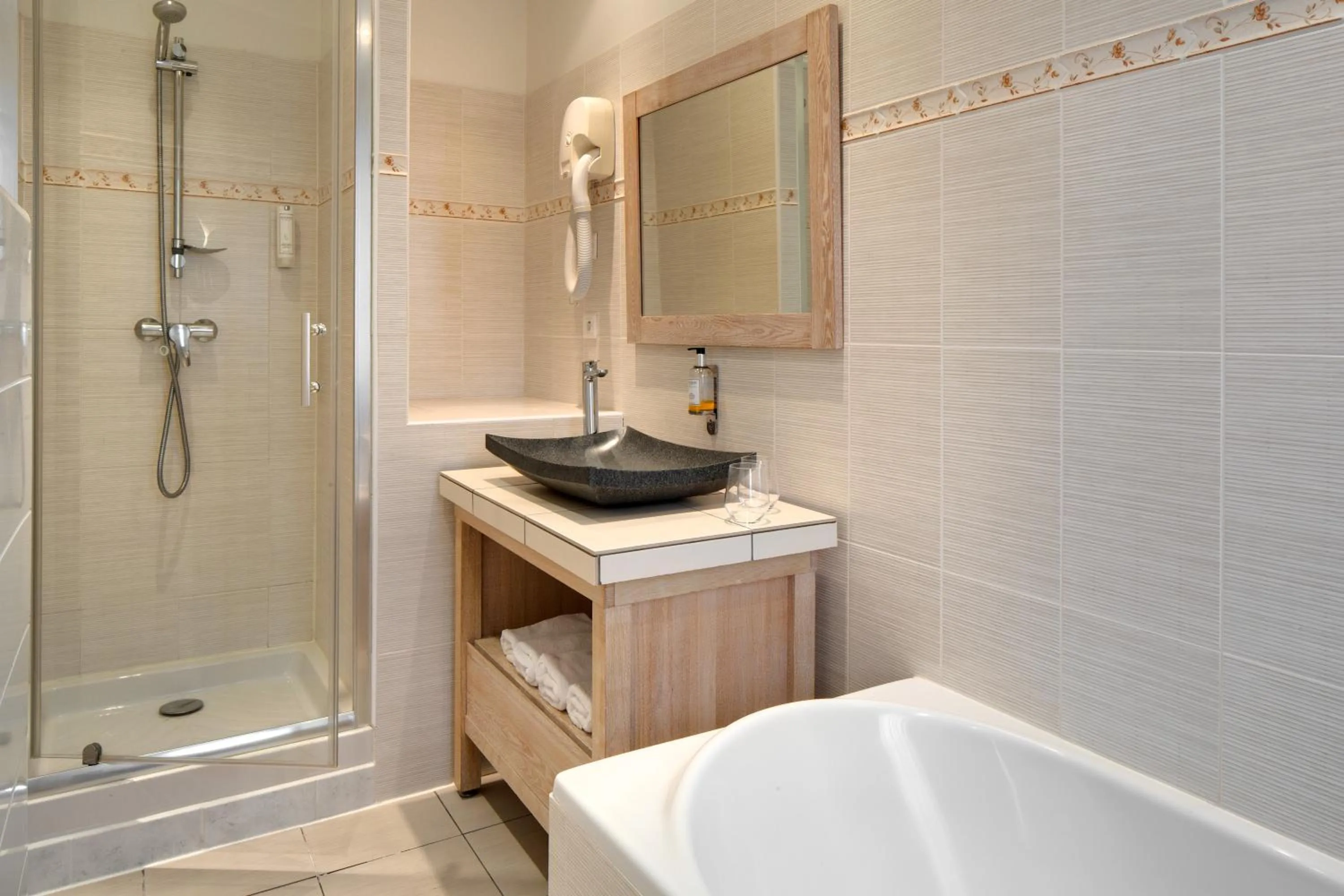 Bathroom in Hotel La Roseraie