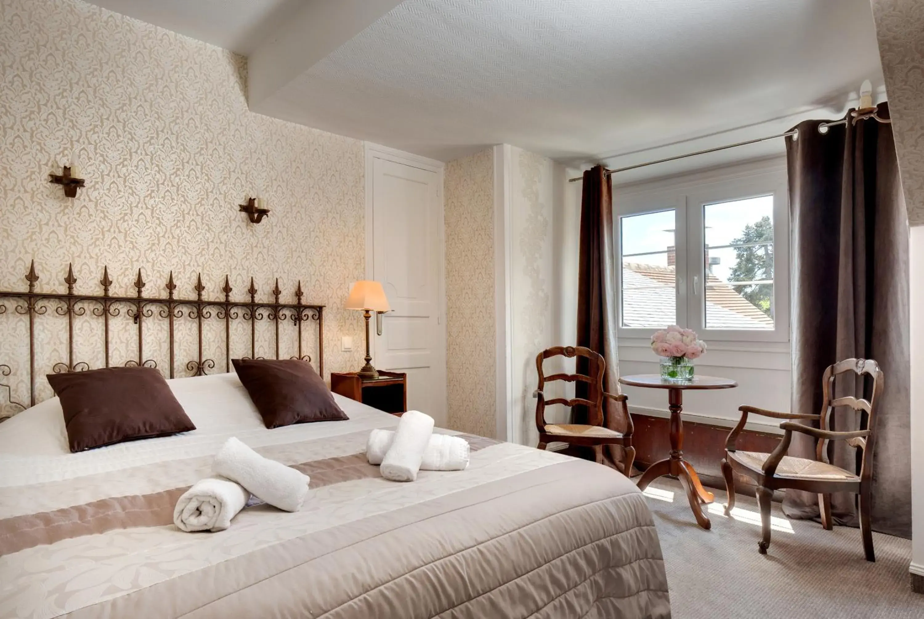 Triple Room in Hotel La Roseraie Triple Room in Hotel La Roseraie