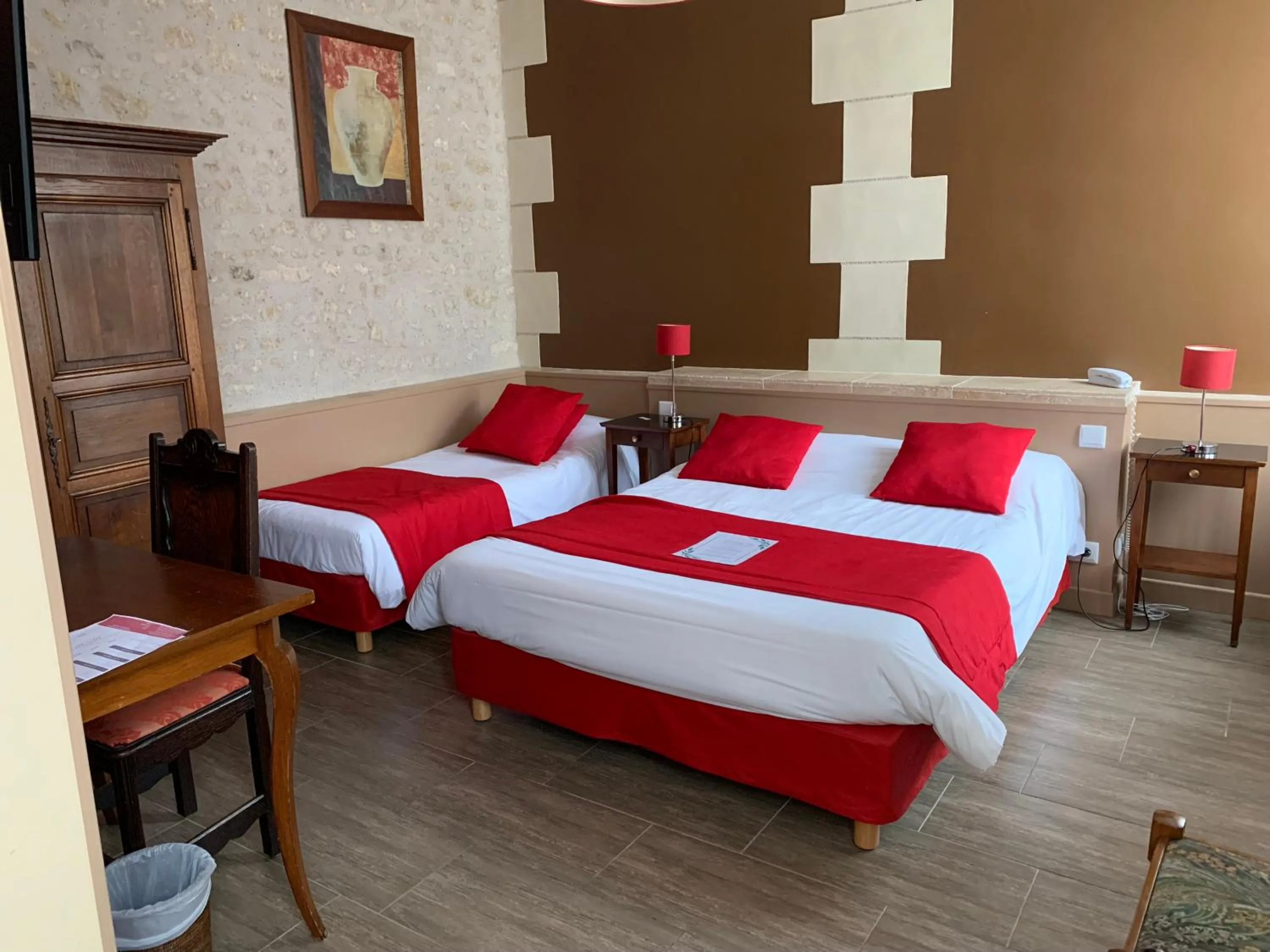 Bed in Hotel La Roseraie