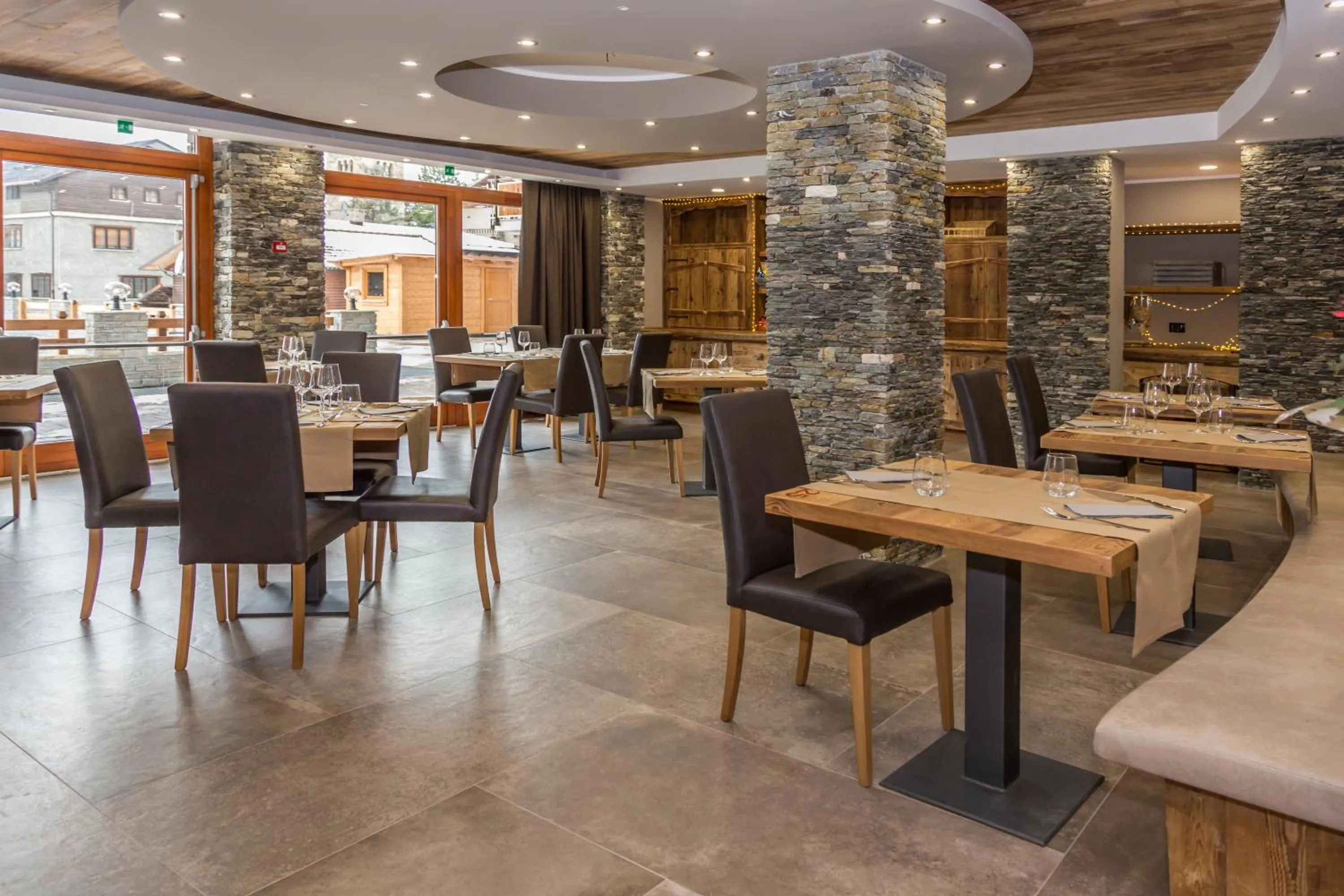 Restaurant/places to eat in Hotel K2