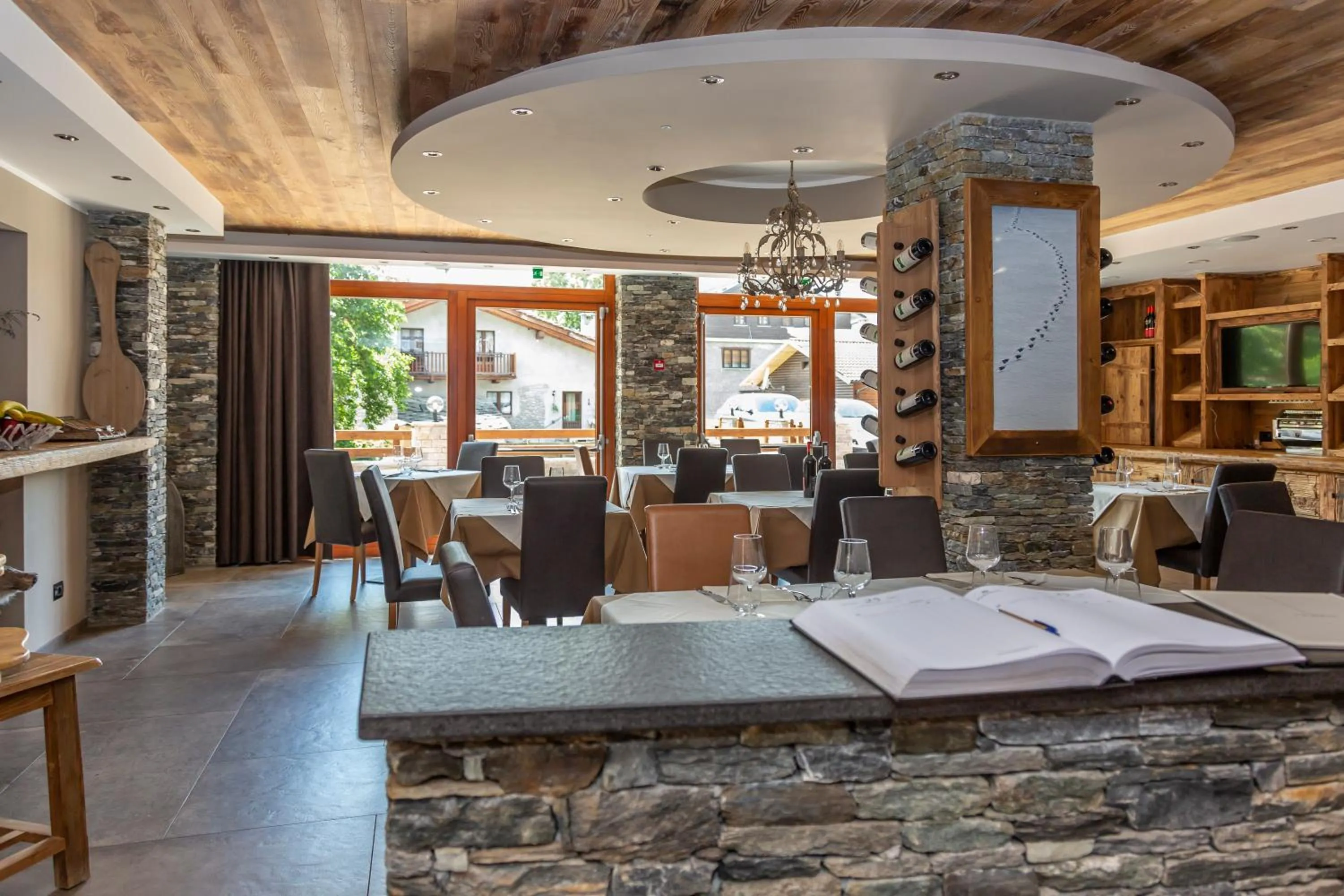 Restaurant/places to eat in Hotel K2