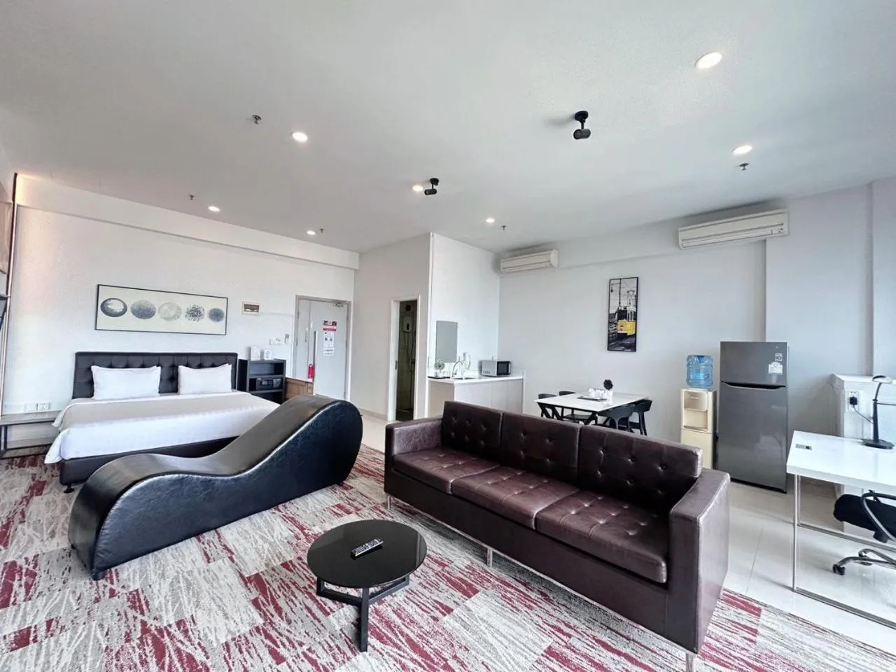 Seating area, Bed in The Bridge Club