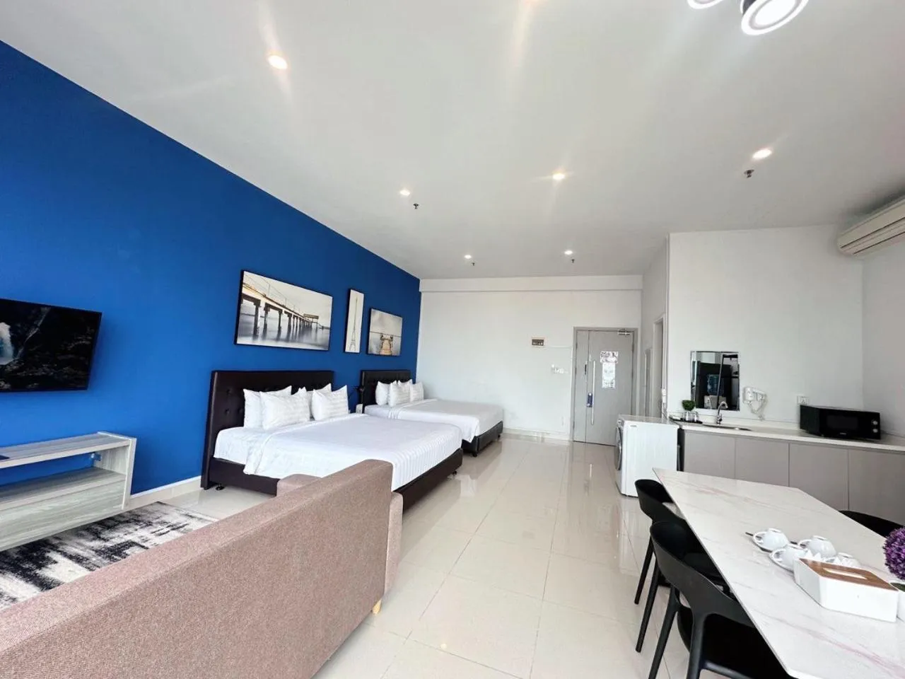 Bed in The Bridge Club