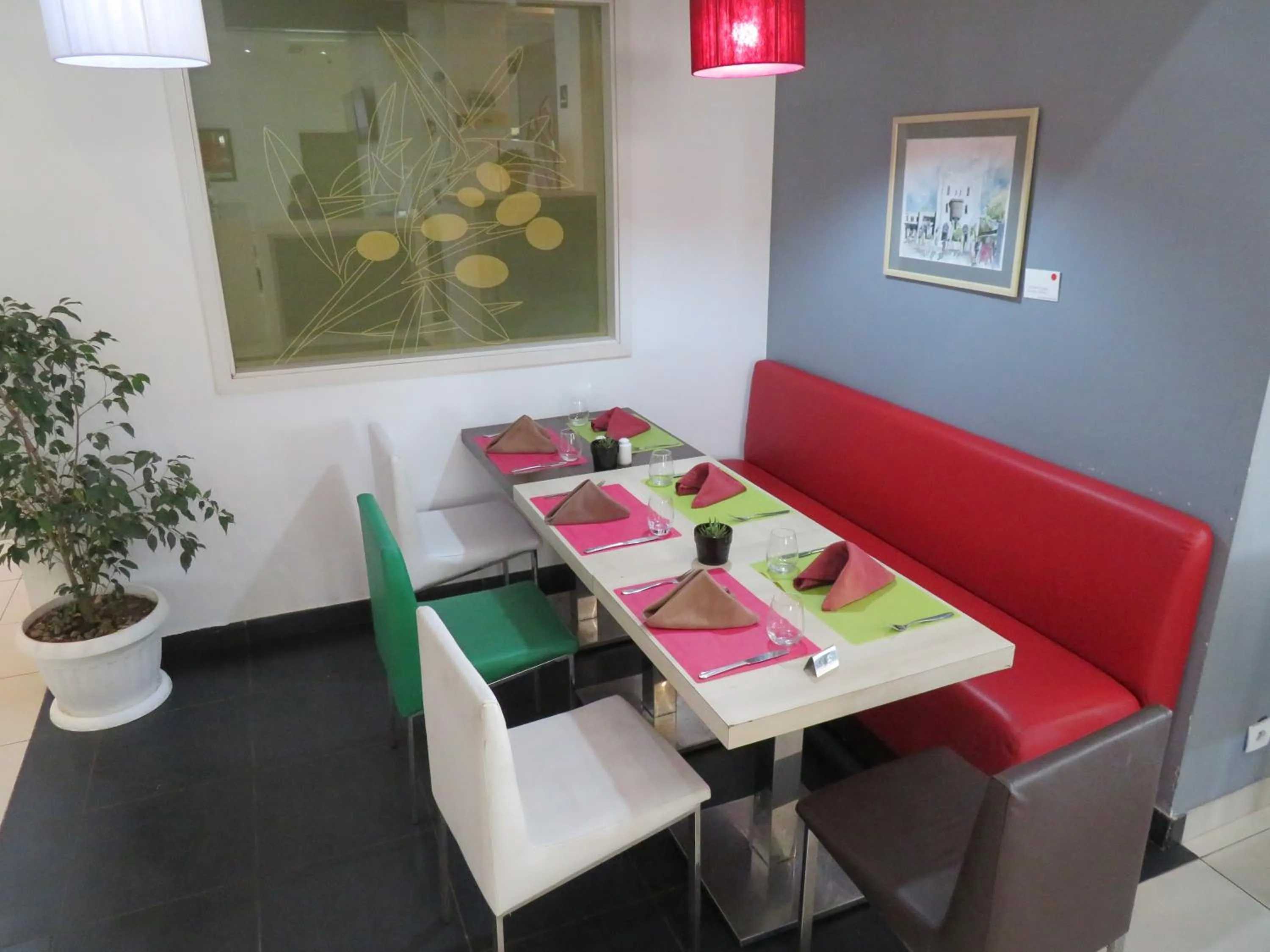 Restaurant/places to eat in ibis Oran les Falaises