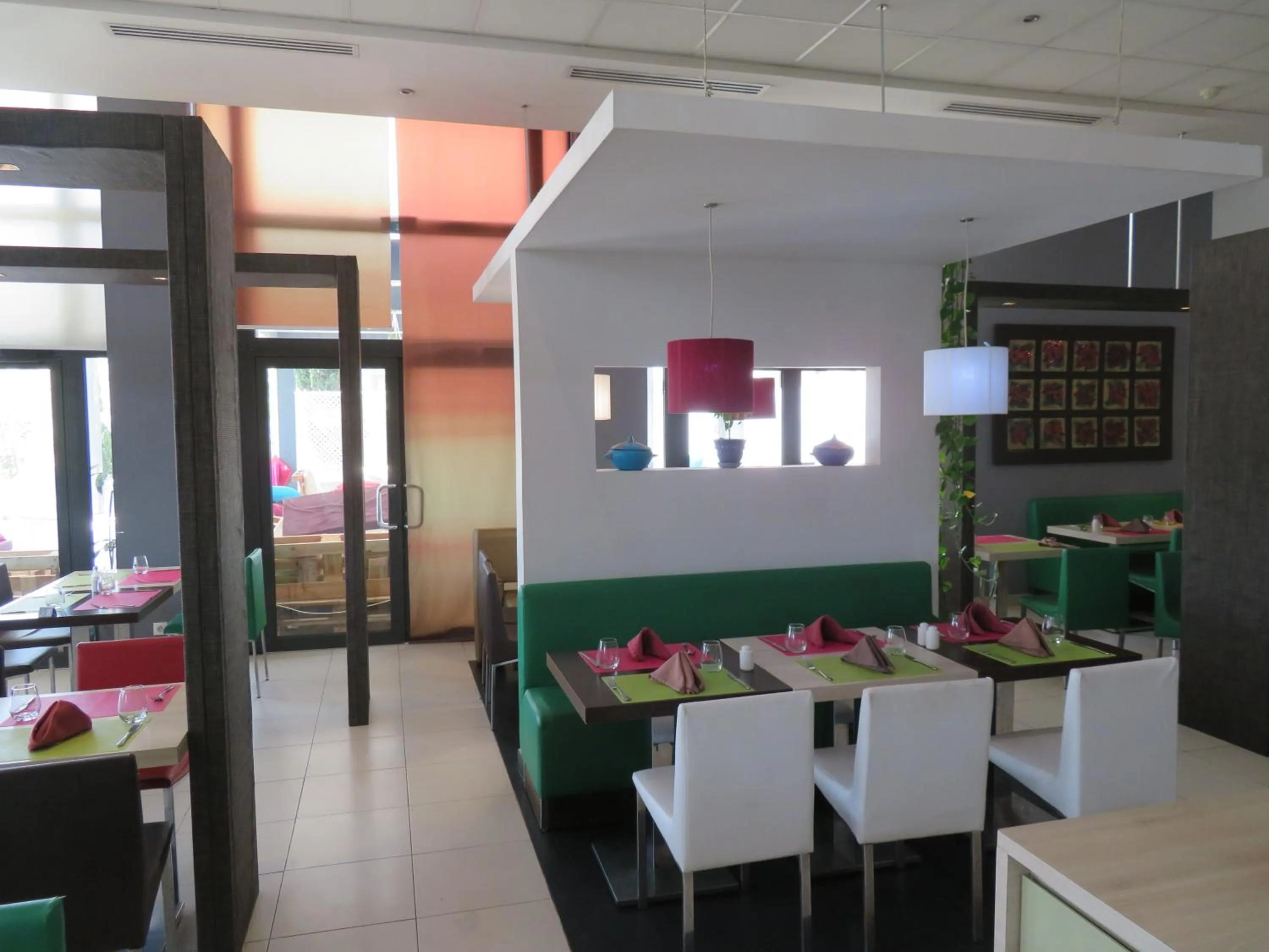 Restaurant/places to eat in ibis Oran les Falaises
