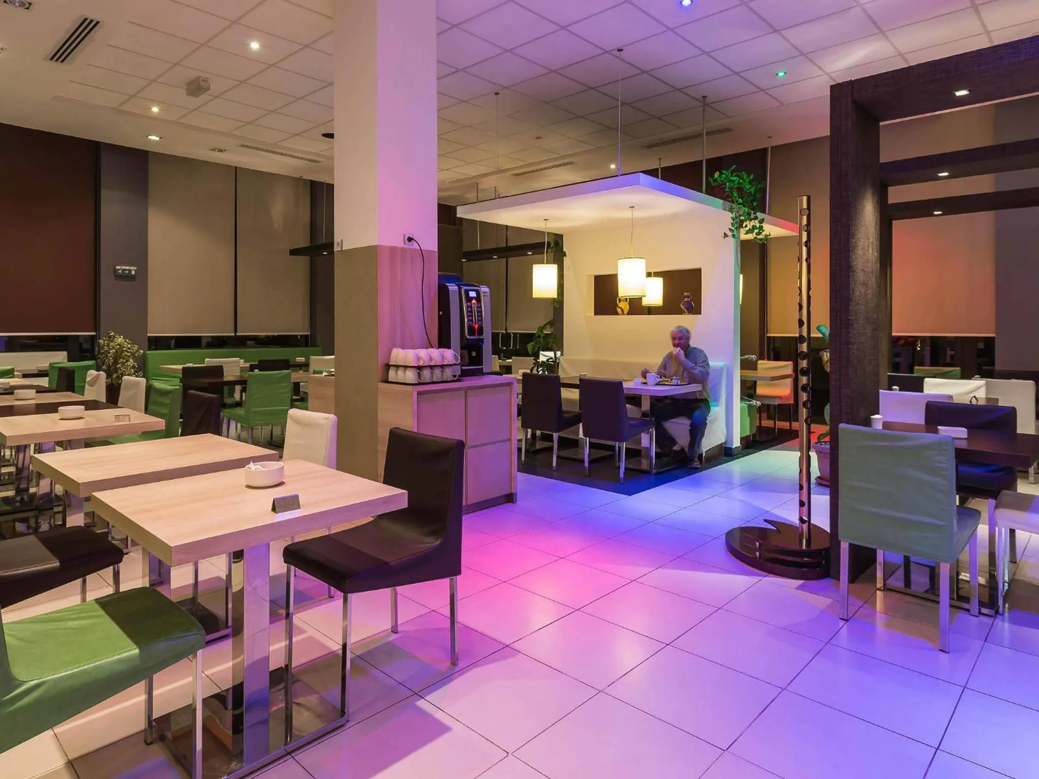 Restaurant/places to eat in ibis Oran les Falaises