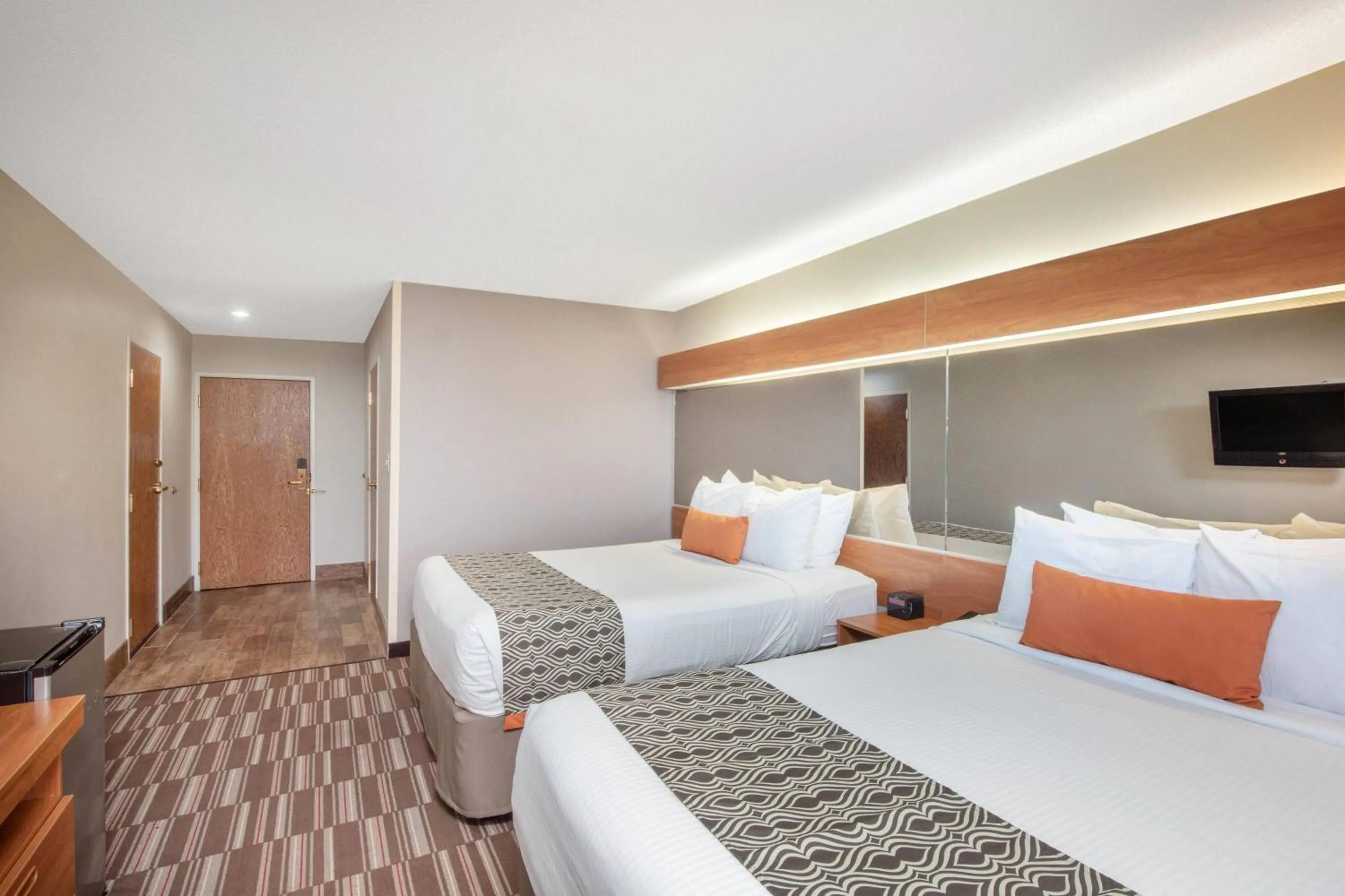 Photo of the whole room, Bed in Microtel Inn & Suites by Wyndham Springfield