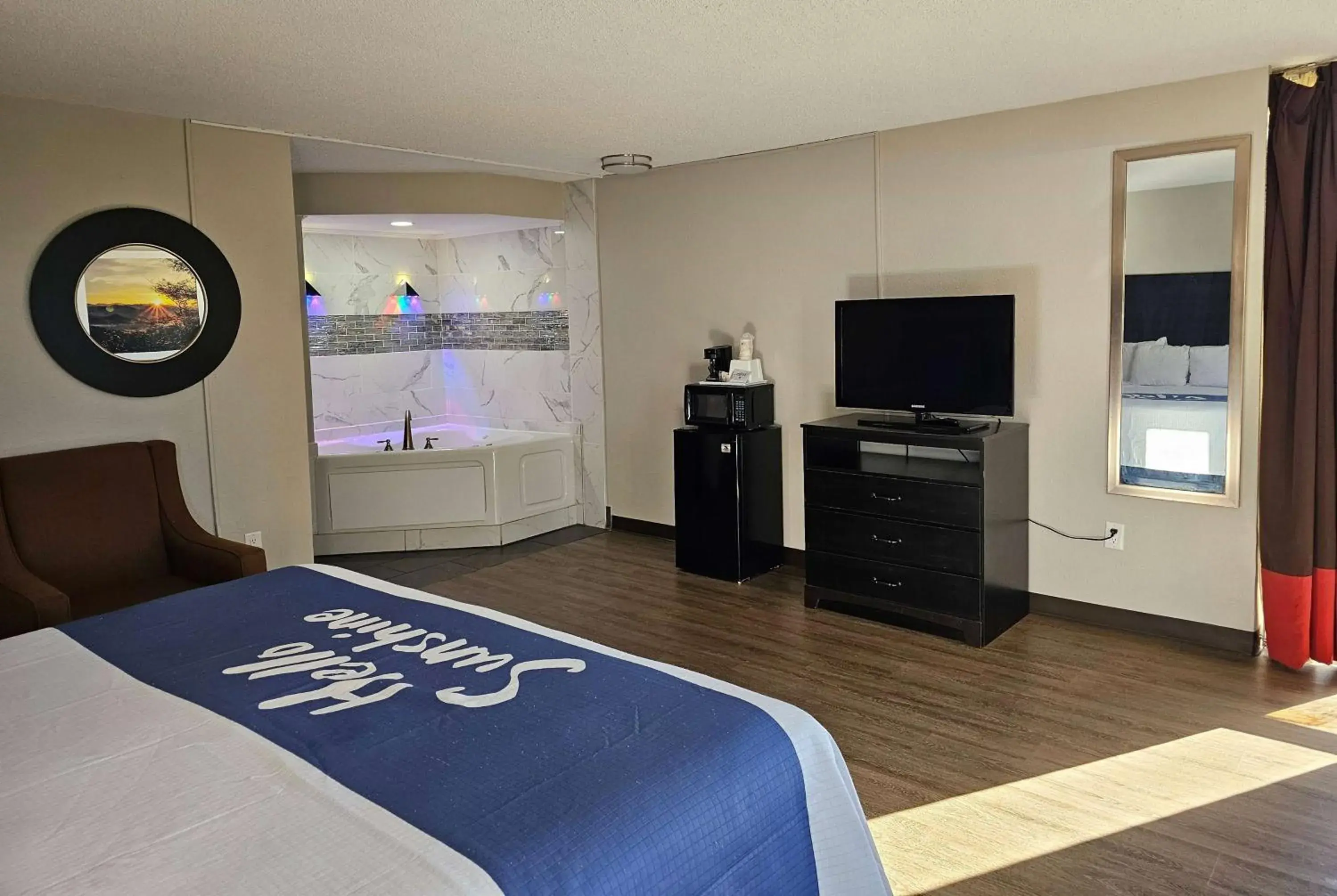 Deluxe King Suite - Smoking in Days Inn by Wyndham Easley West Of Greenville/Clemson Area Deluxe King Suite - Smoking in Days Inn by Wyndham Easley West Of Greenville/Clemson Area