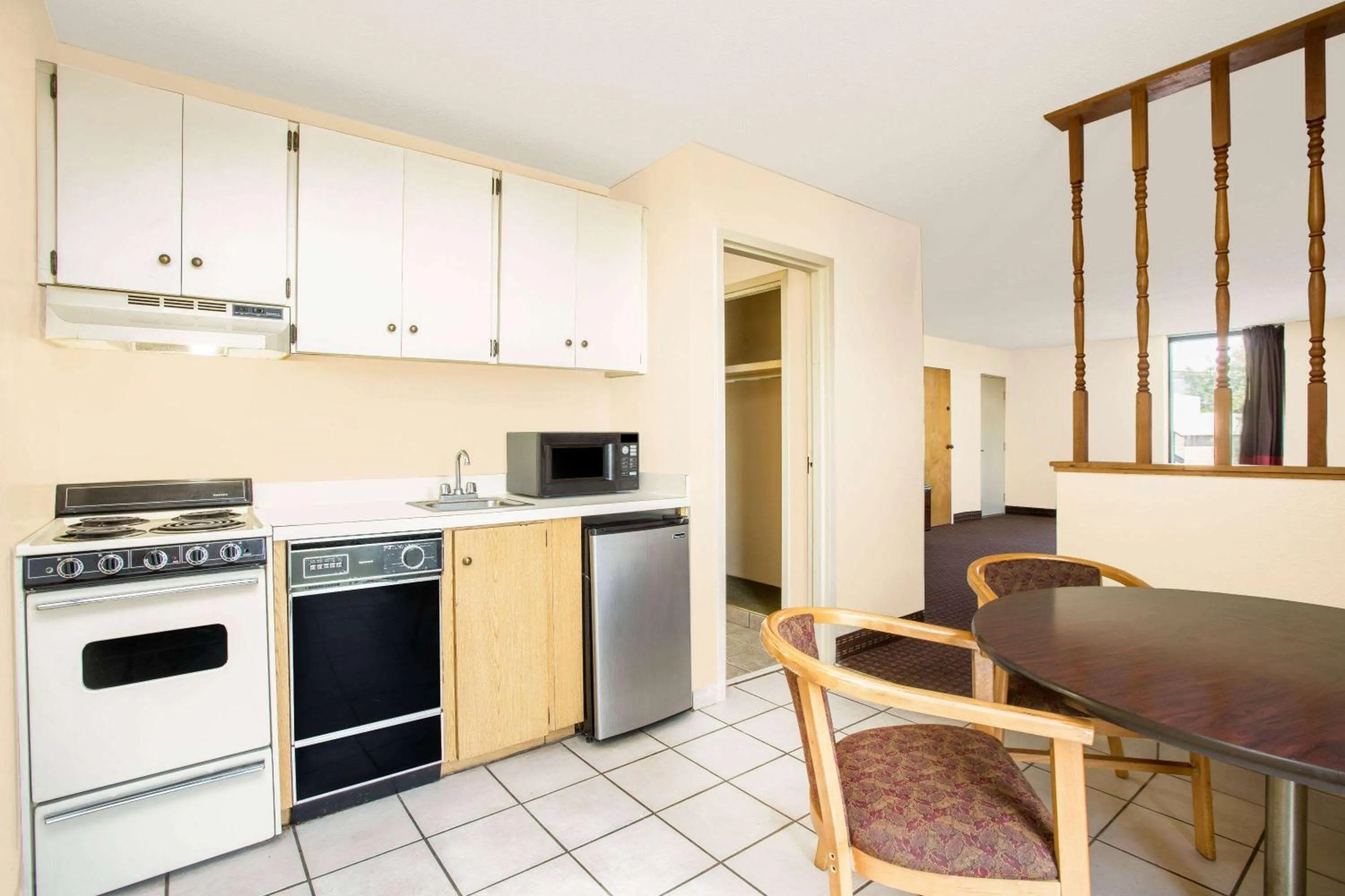 Kitchen or kitchenette in Days Inn by Wyndham Easley West Of Greenville/Clemson Area