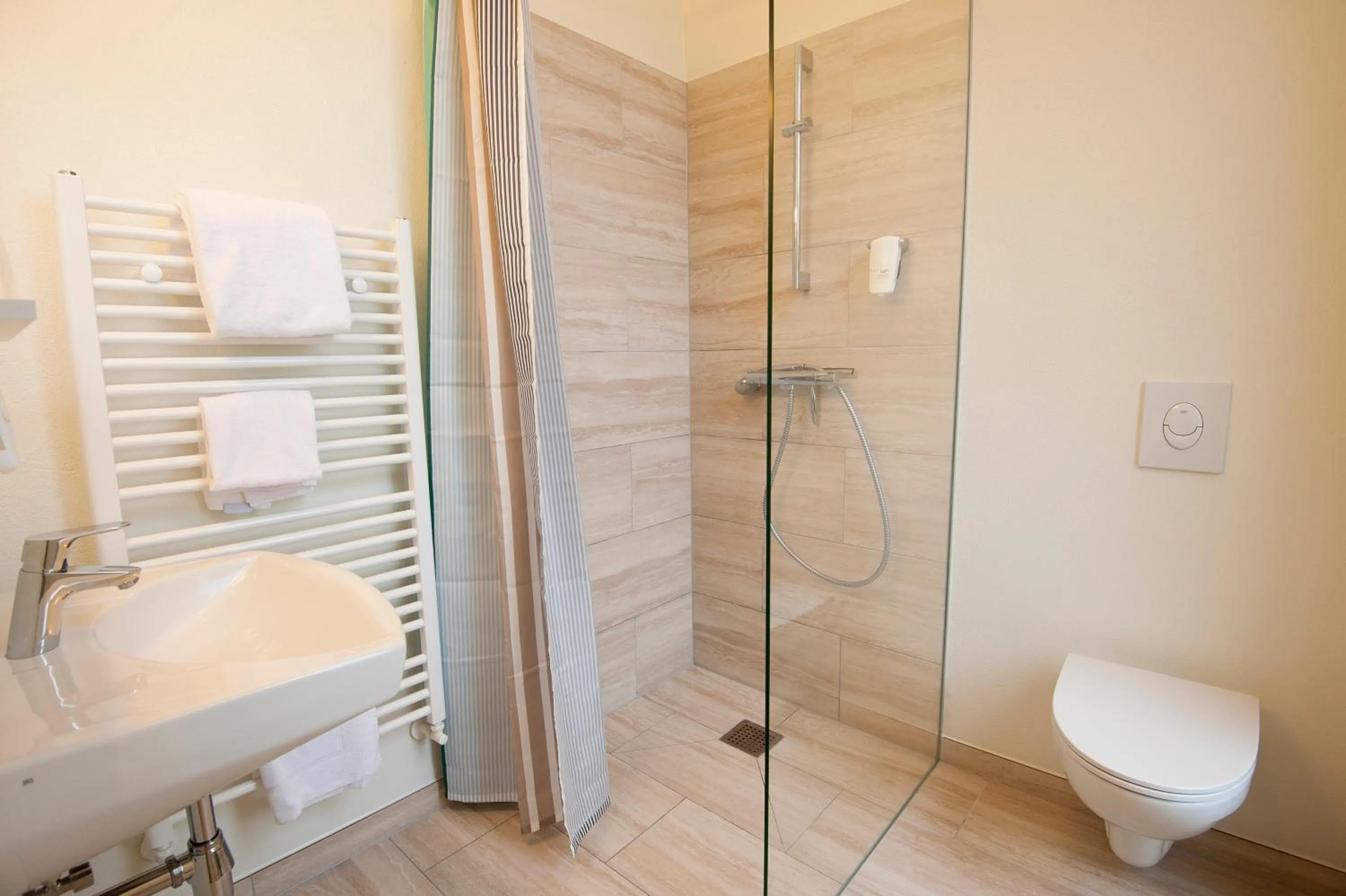 Shower in Gendarmhotellet