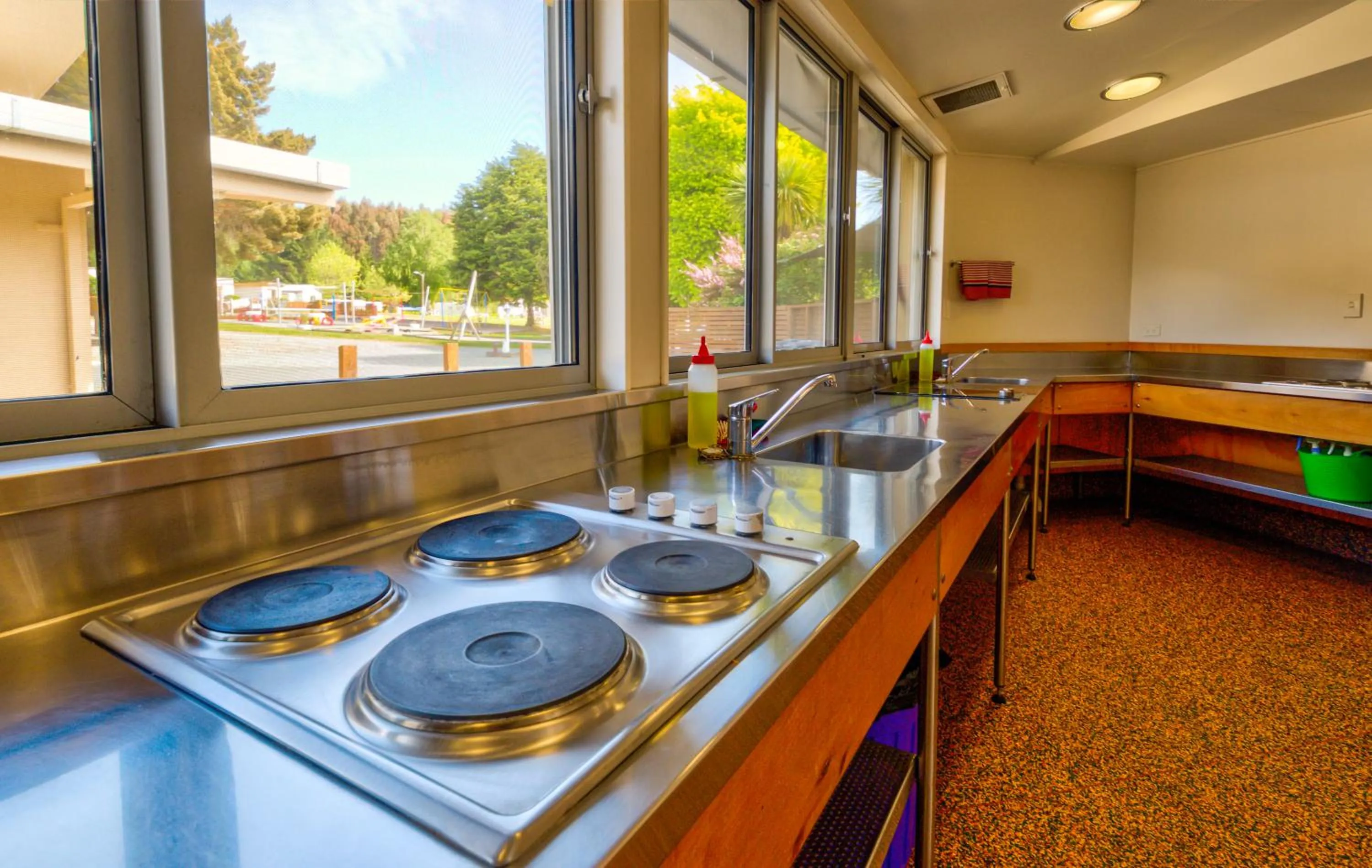 Communal kitchen in Te Anau Lakeview Holiday Park & Motels