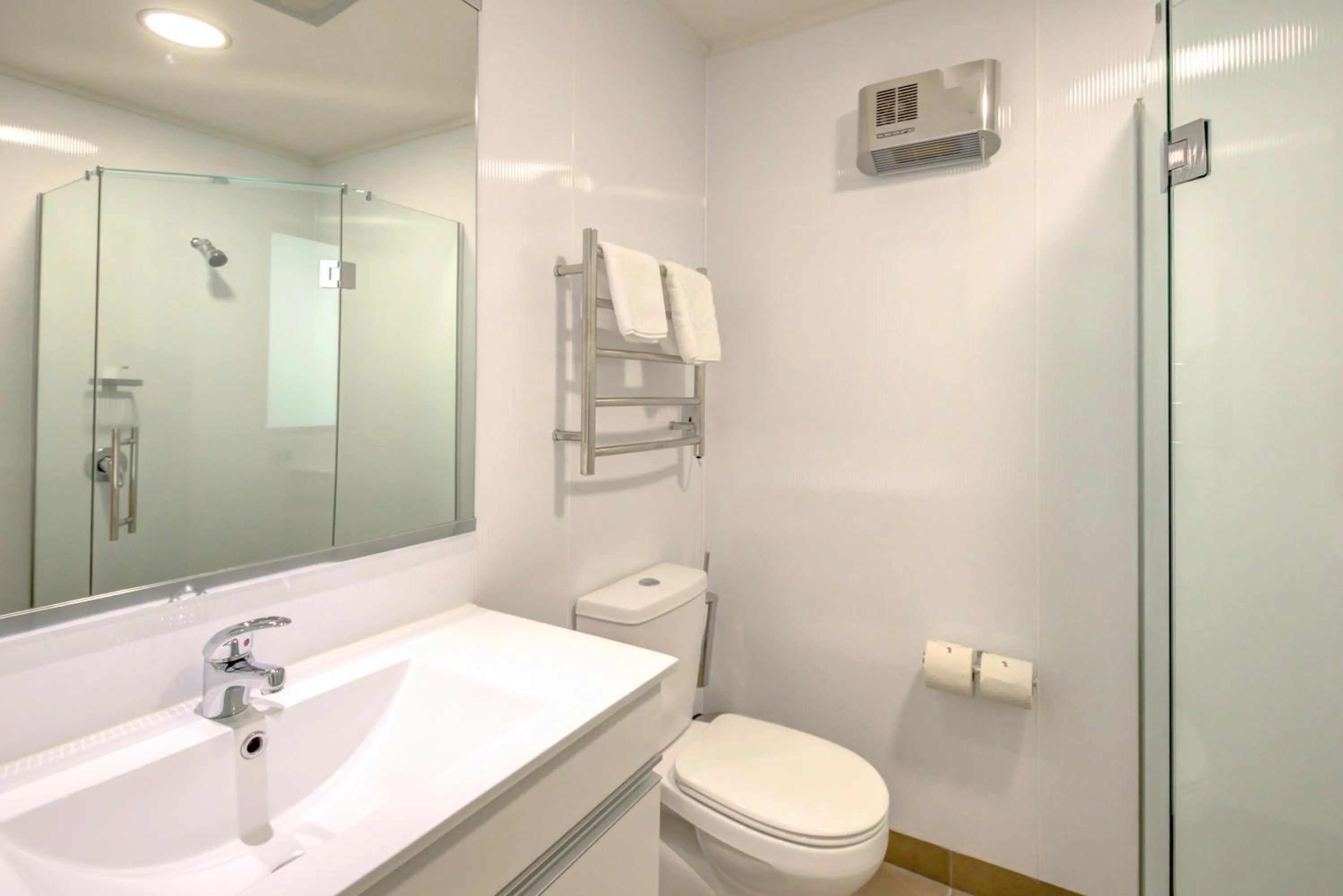 Shower in Te Anau Lakeview Holiday Park & Motels