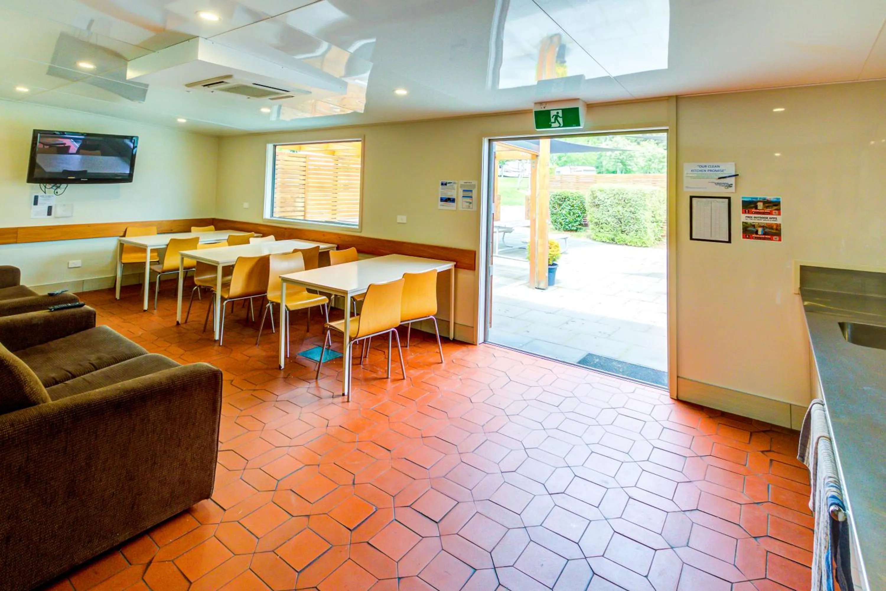 Communal lounge/ TV room in Te Anau Lakeview Holiday Park & Motels