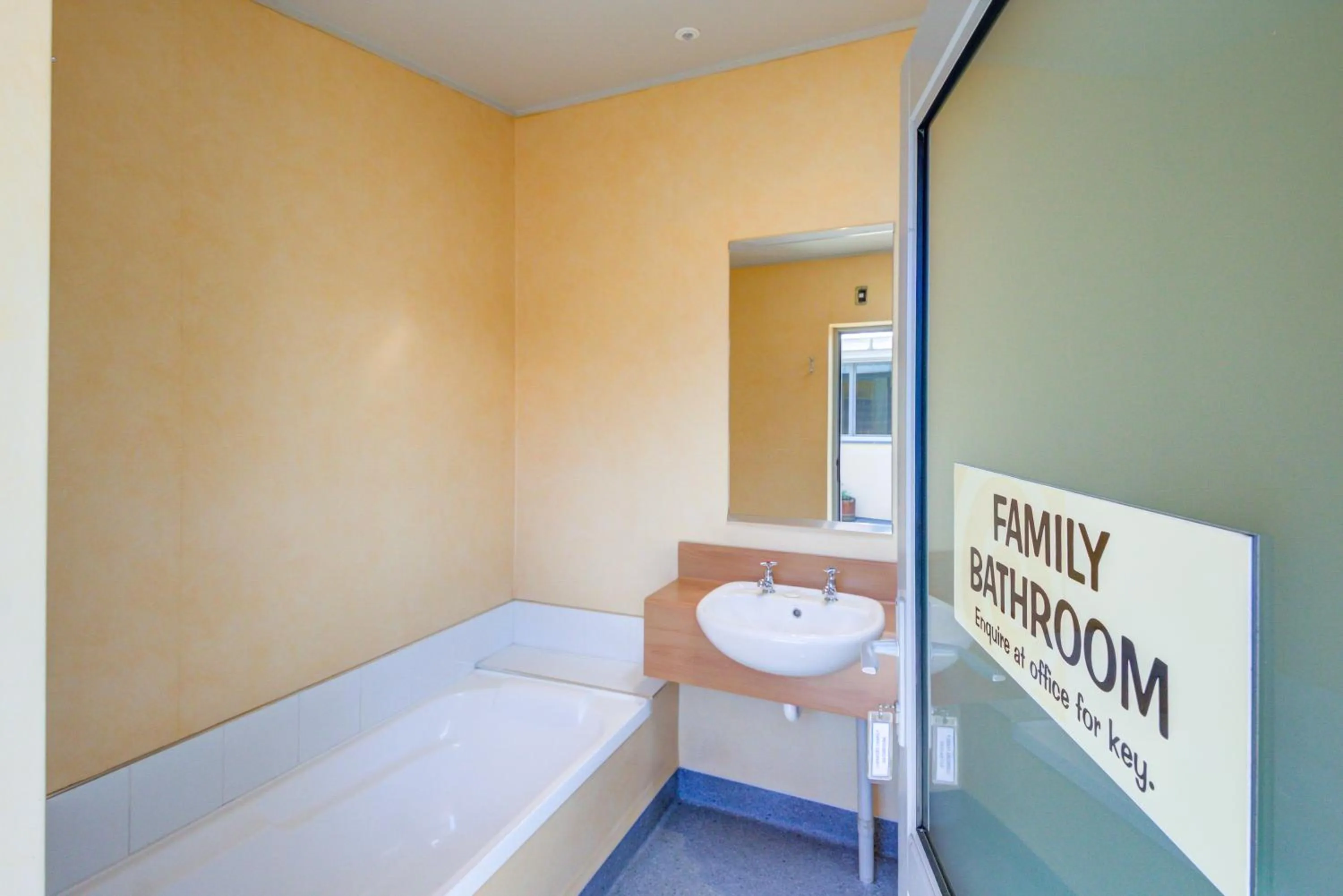 Bathroom, Bed in Te Anau Lakeview Holiday Park & Motels