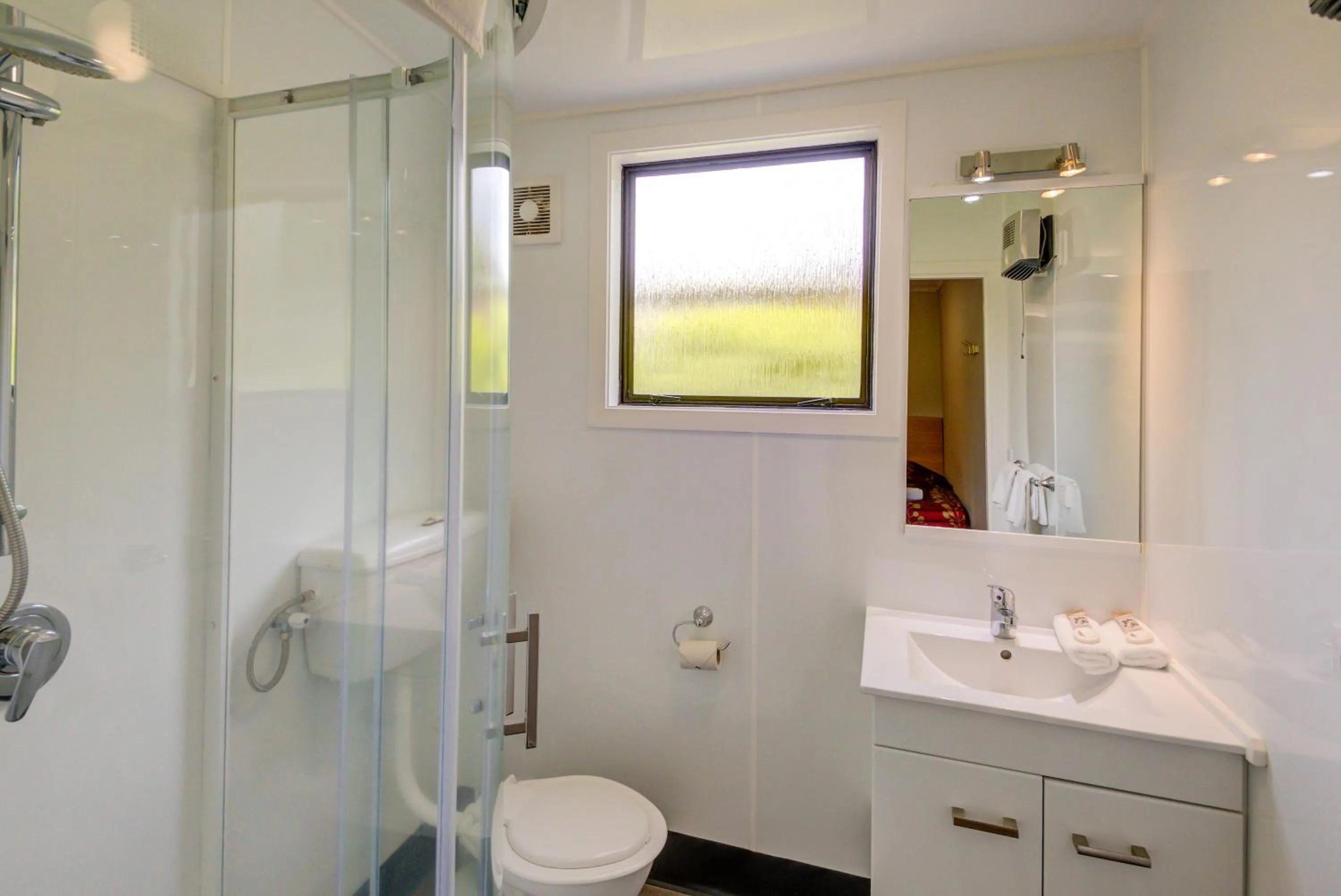Shower in Te Anau Lakeview Holiday Park & Motels
