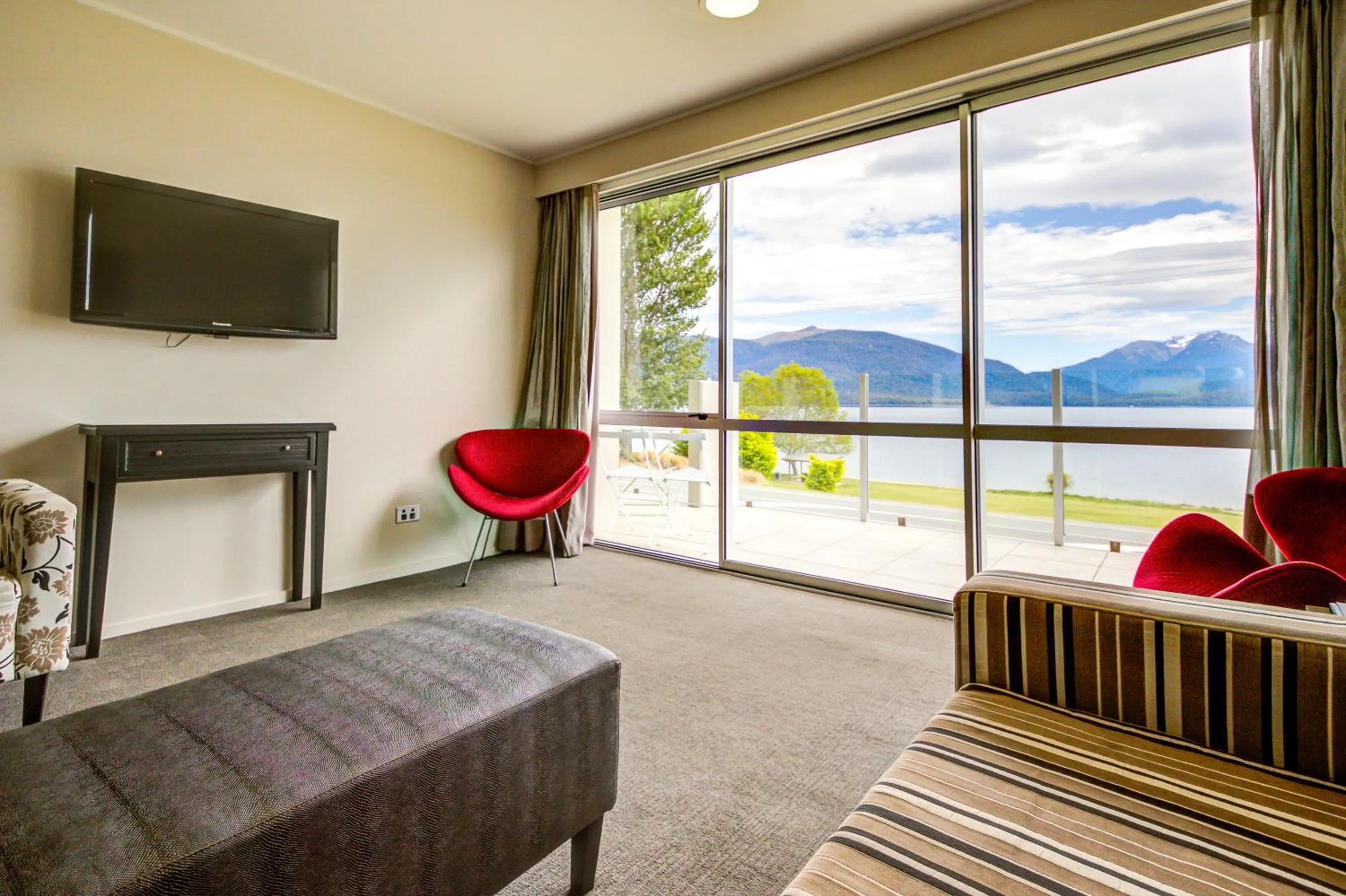 TV and multimedia in Te Anau Lakeview Holiday Park & Motels