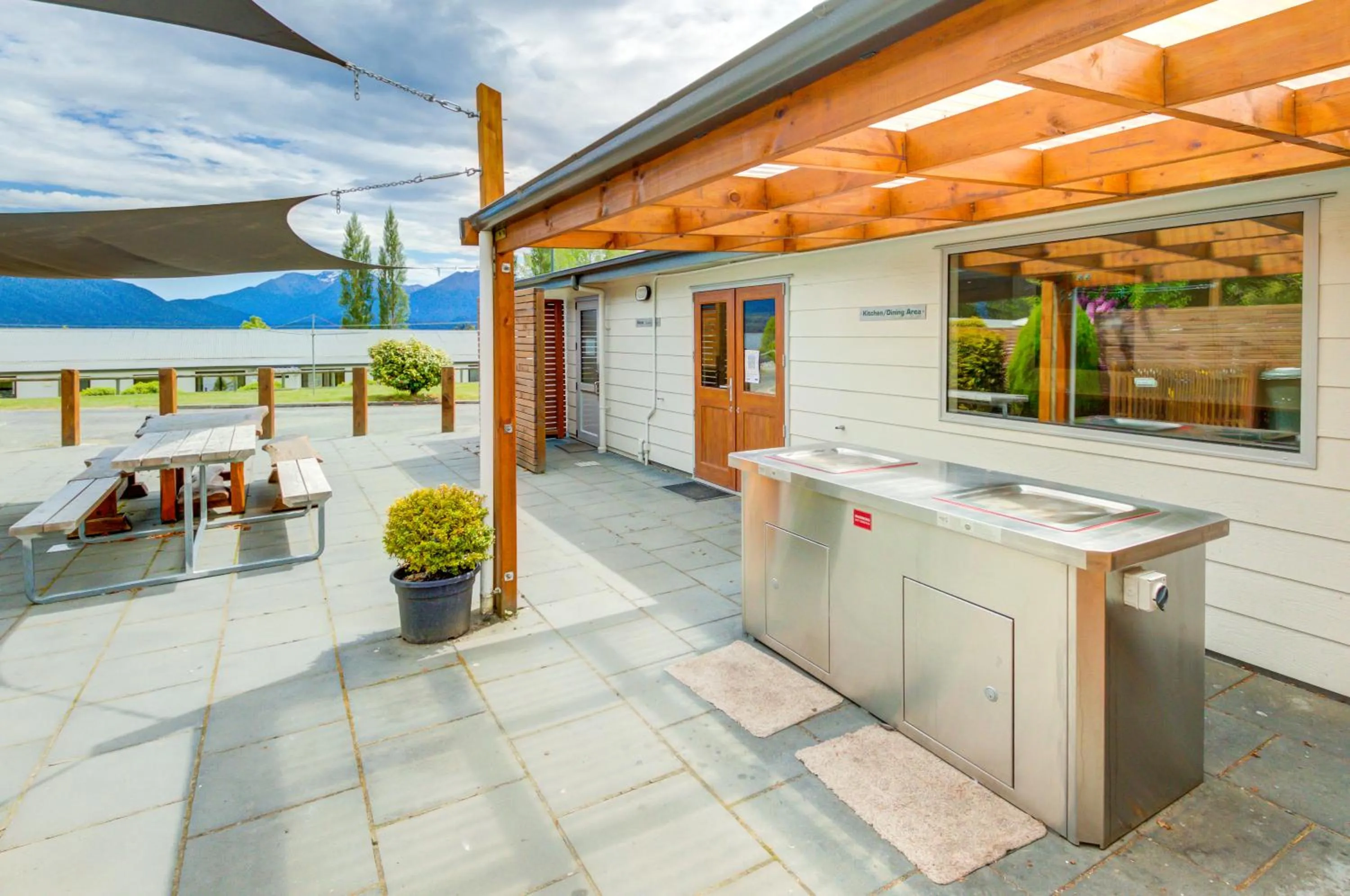 BBQ facilities in Te Anau Lakeview Holiday Park & Motels